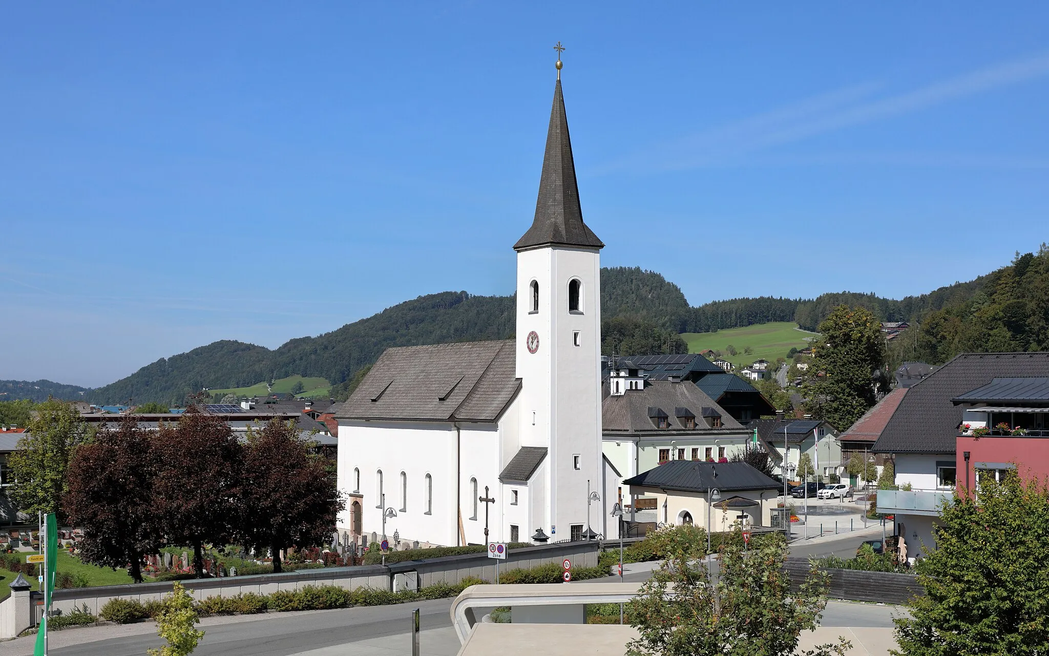 Photo showing: Die röm.-kath. Pfarrkirche hl. Erasmus in der Salzburger Gemeinde Fuschl am See. Die Kirche wurde ab 1804 errichtet. 1806 feierte man in ihr den ersten Gottesdienst und 1810 wurde sie mit Sitzbänken ausgestattet. 1891 wurde die Kirche schließlich zur Pfarrkirche erhoben.