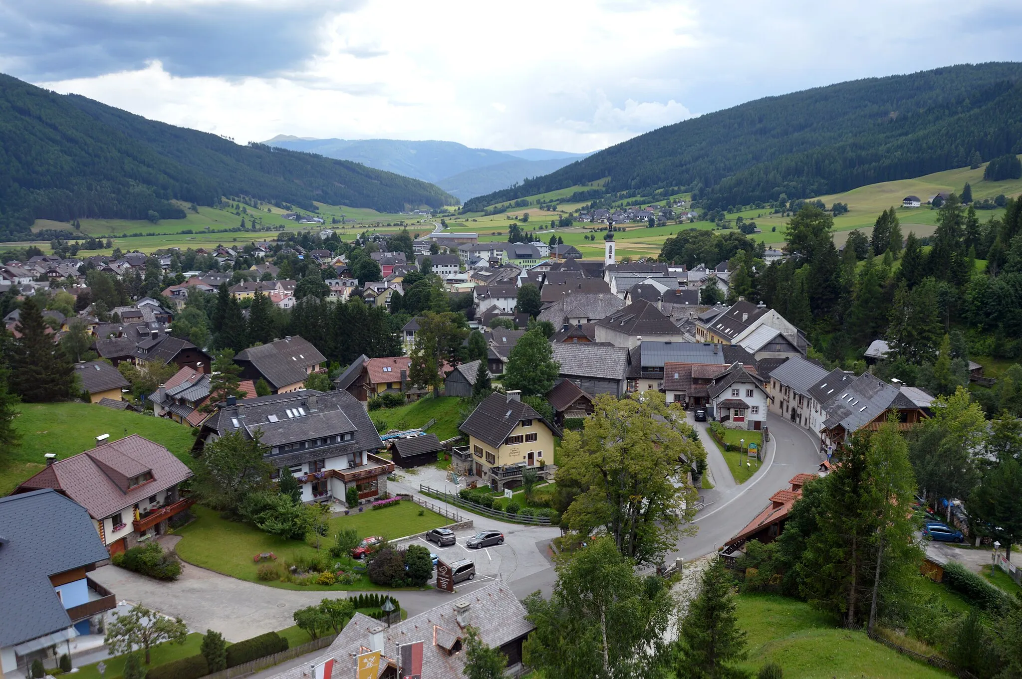 Photo showing: View of Mauterndorf from the Burg Mauterndorf tower, 2023