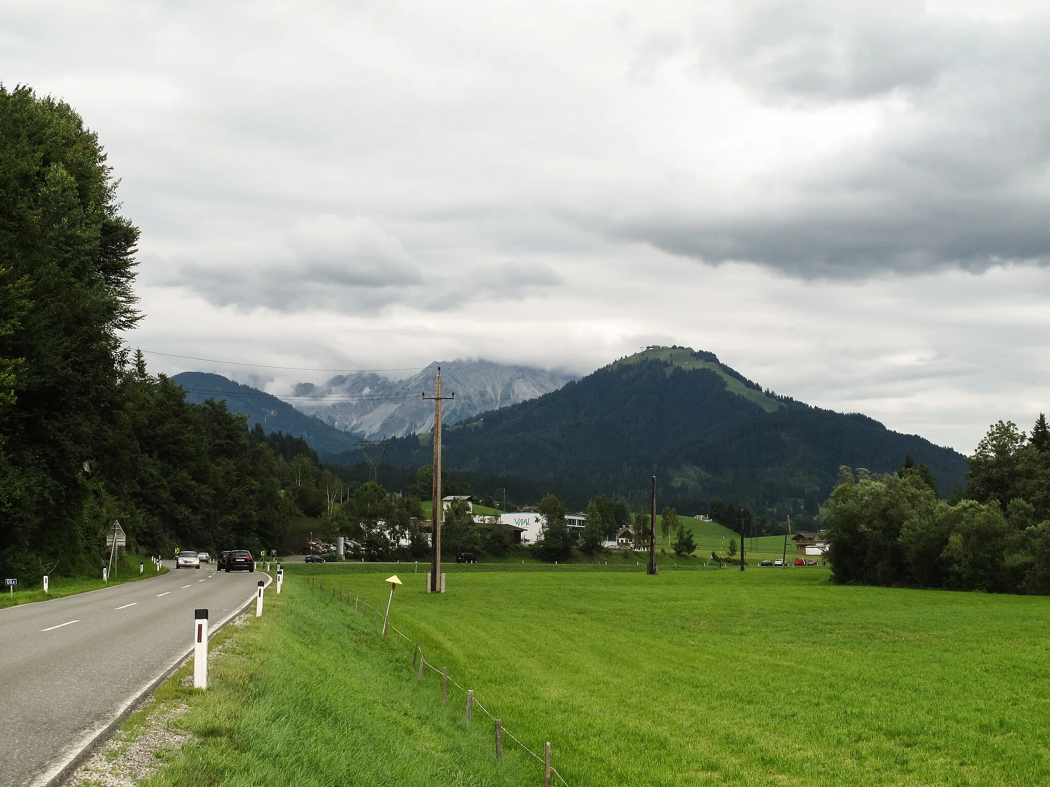 Photo showing: between Fieberbrunn and Sankt Johann, road panorama