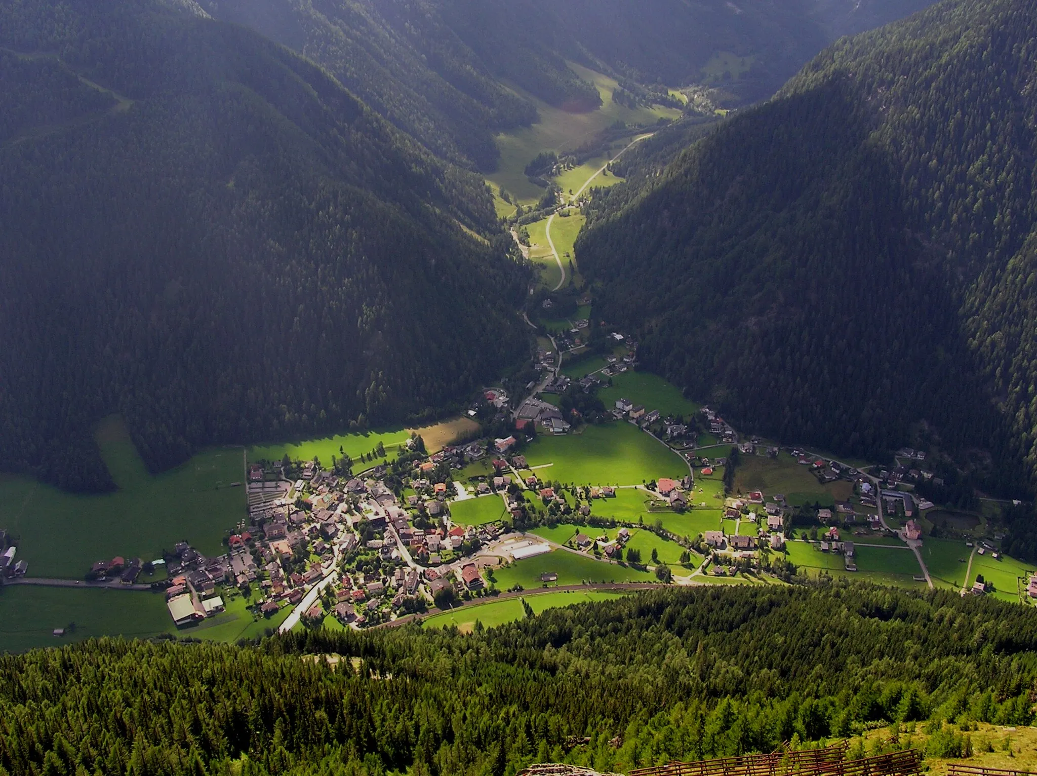 Photo showing: Blick auf Ortskern von Mallnitz und Tauerntal vom Auernig (2130m)