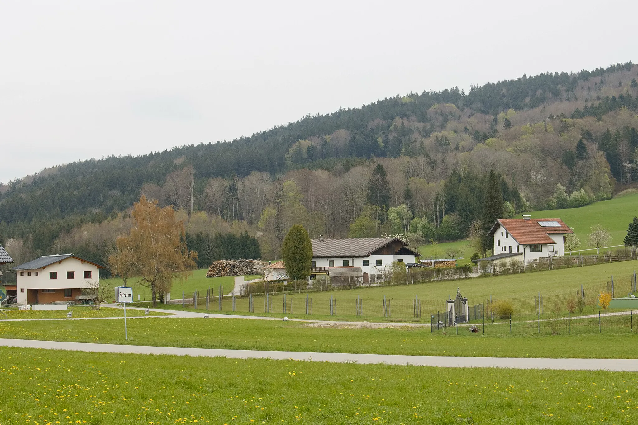 Photo showing: Lochen am See (Bezirk Braunau am Inn): Blick Richtung Reitsham und den Tannberg