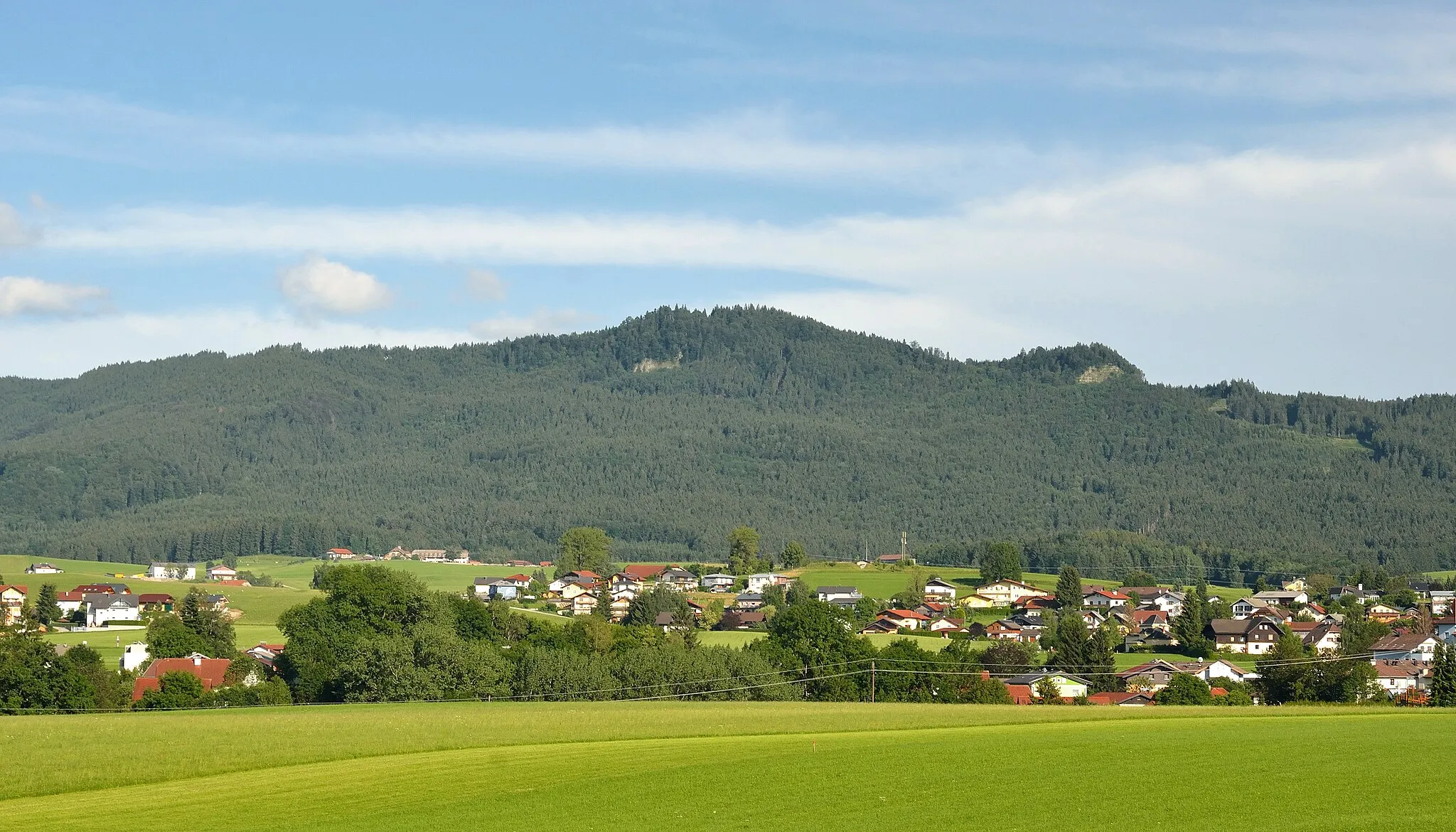 Photo showing: Die Große Plaike (1034m) von Henndorf aus gesehen.