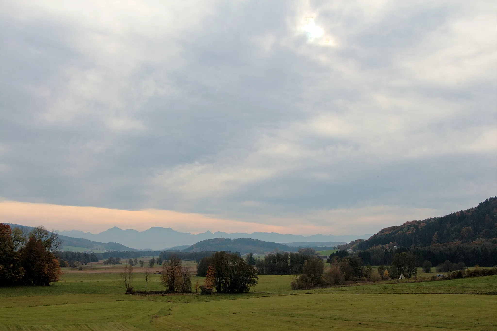 Photo showing: Perwang am Grabensee (Bezirk Braunau am Inn): Motiv bei Gumperding - Blick ins obere Oichtental nahe der Landesgrenze zu Salzburg