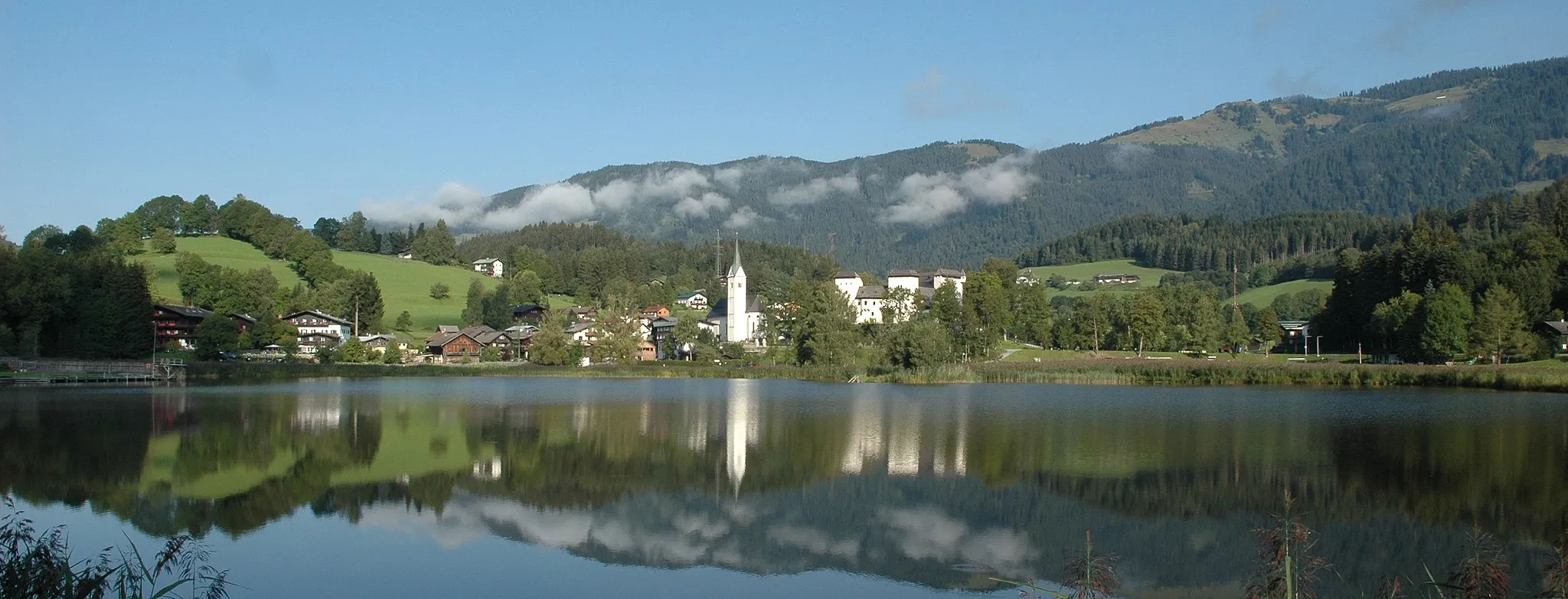 Photo showing: Ansicht von Goldegg im Pongau. Im Vordergrund der nur 5 ha große Goldegger See.