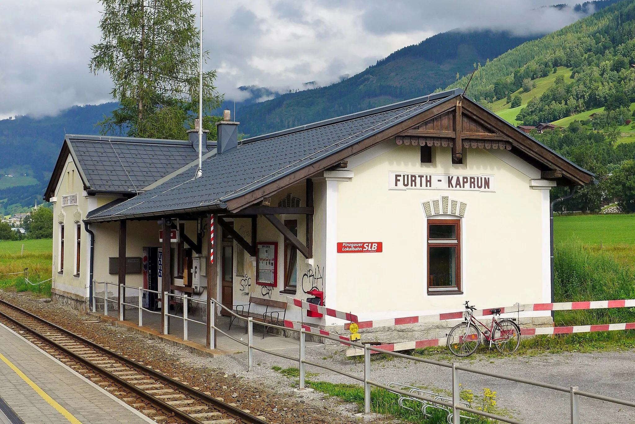 Photo showing: View of the station building at Fürth-Kaprun railway station, Austria.