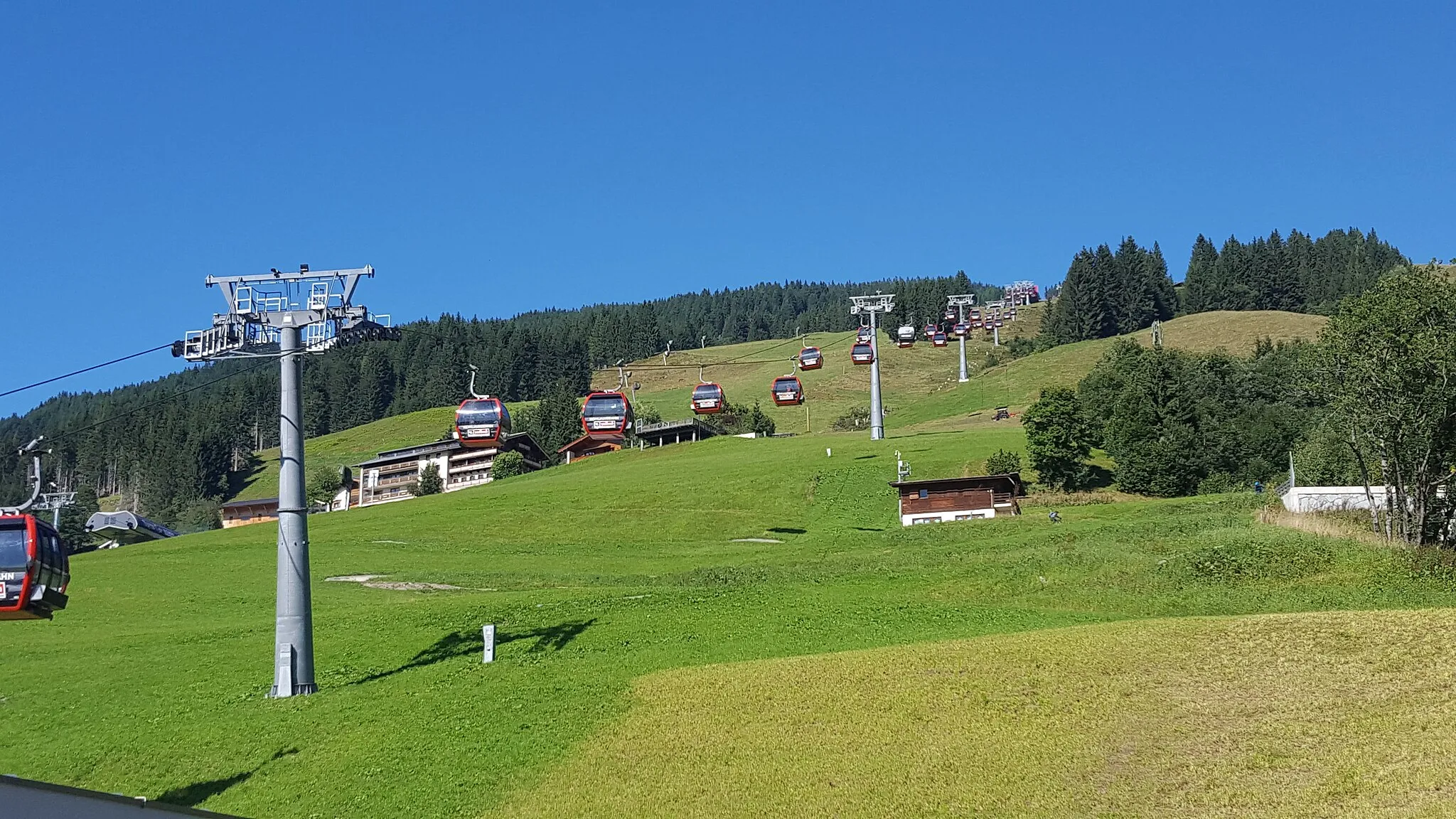 Photo showing: Der Kohlmaiskopf ist ein Berggipfel (1 794 m ü. A.) im nördlichen Bereich der Grauwackenzone im Pinzgau. Der Gipfel befindet sich im Norden von Saalbach im Glemmtal, wenige Meter südlich der Gemeindegrenze zu Leogang im Bereich der Ortschaft Hütten. Erschlossen ist er mit Aufstiegshilfen (Kohlmaisbahn) von Saalbach, die zum Skicircus Saalbach-Hinterglemm-Leogang gehören.