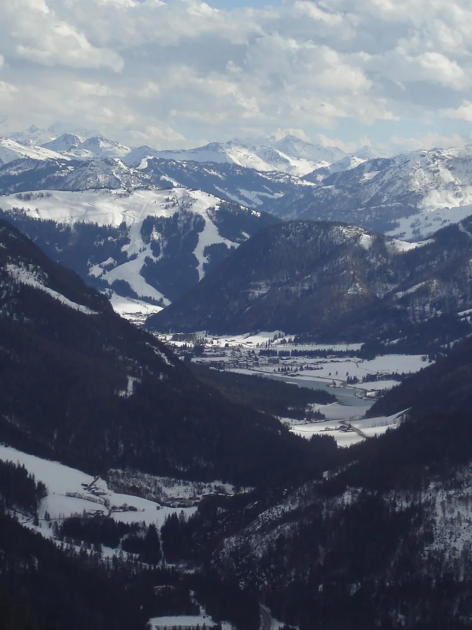 Photo showing: Beschreibung: Blick ins Pillerseetal von Waidringer Steinplatte
Quelle: eigene Aufnahme

Datum: 30.3.2006