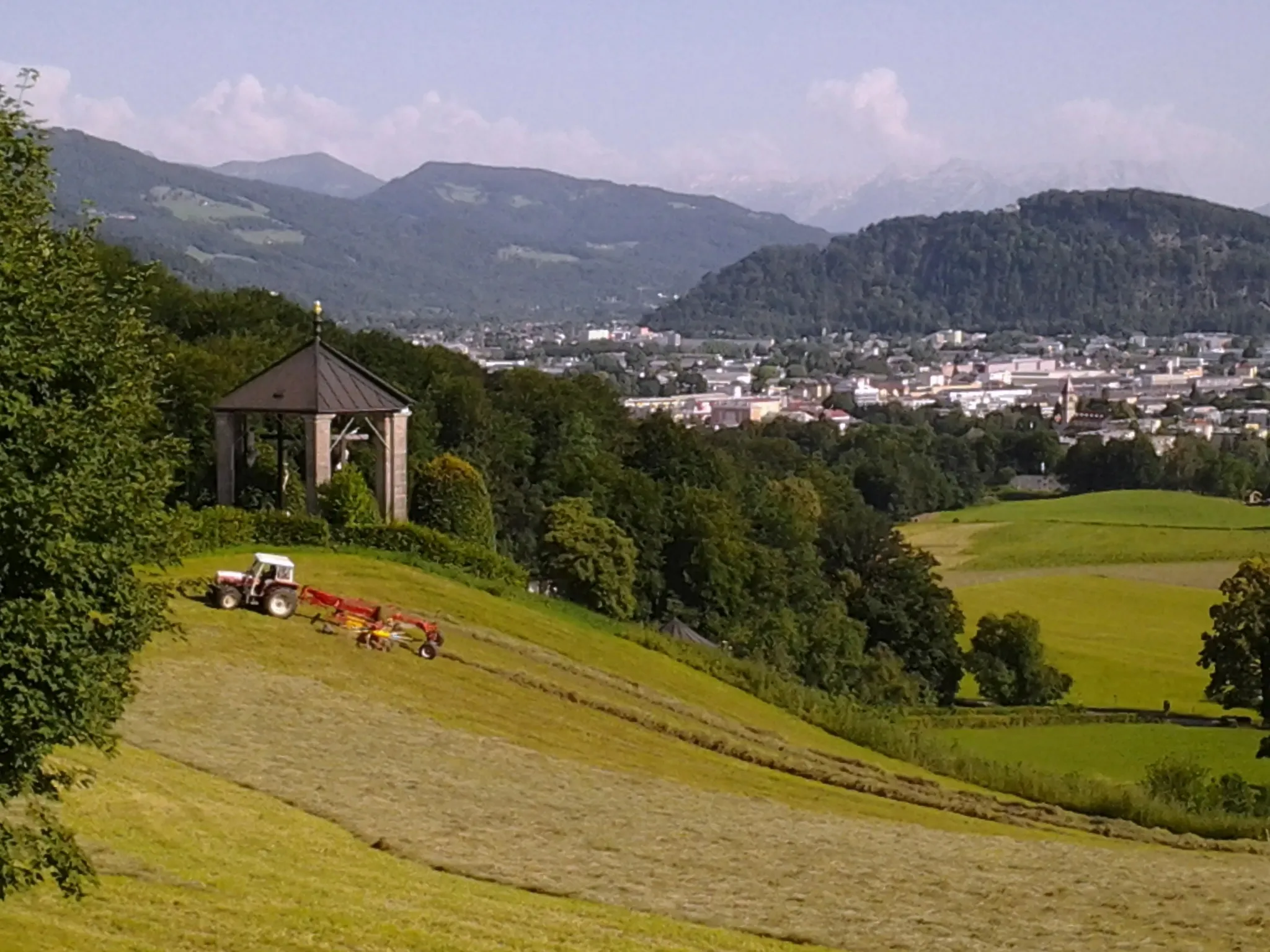 Photo showing: Haying on the Plainberg mountain, municipality of Bergheim, state of Salzburg, Austria; in the back: city of Salzburg