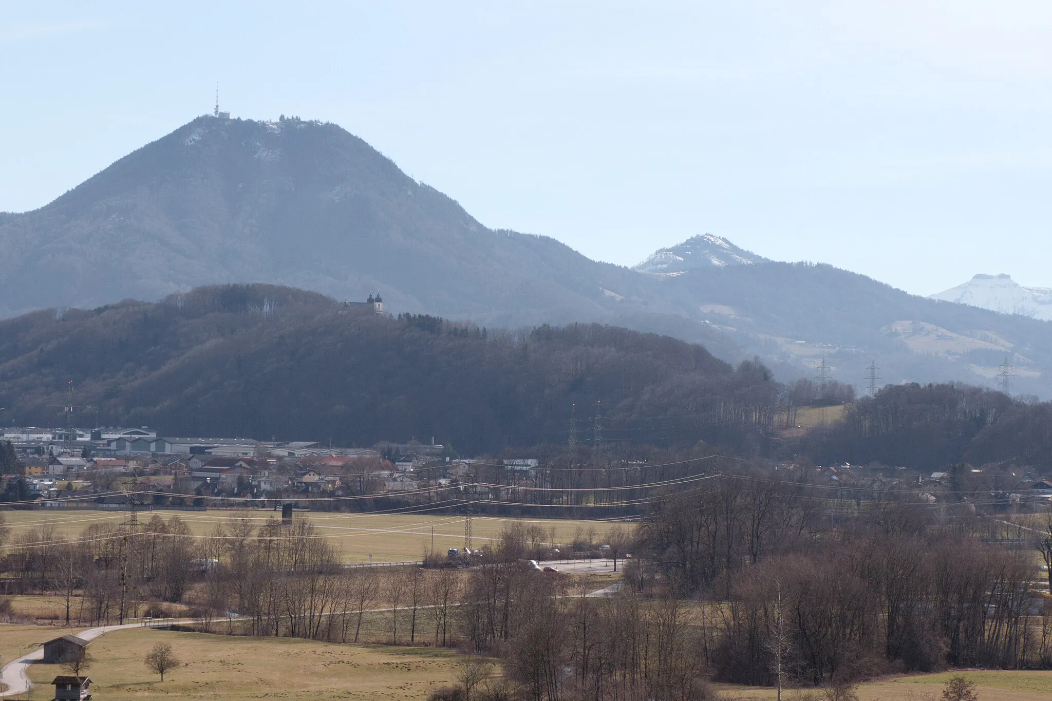 Photo showing: Bergheim (Bezirk Salzburg-Umgebung): Ausblick vom Muntigler Hügel Richtung Südosten auf das Gewerbegebiet von Bergheim (im Vordergrund) und dem Plainberg dahinter; im Bildhintergrund links der Gaisberg.