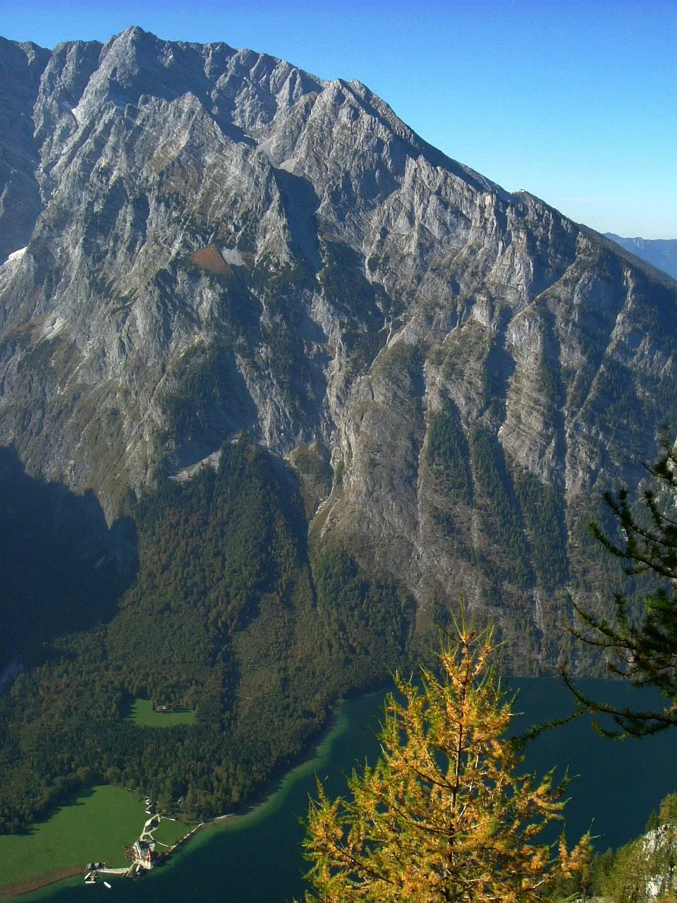 Photo showing: Watzmann-Ostwand mit dem Königsee und St. Bartholomä vom Feuerpalfen aus gesehen