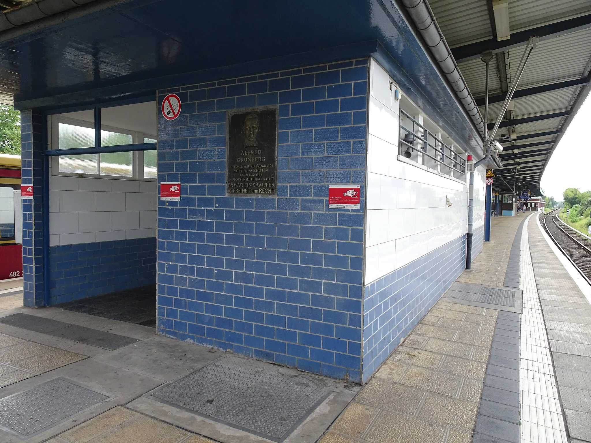 Photo showing: Alfred Grünberg's memorial plaque at the "Grünbergallee" S-Bahn stop