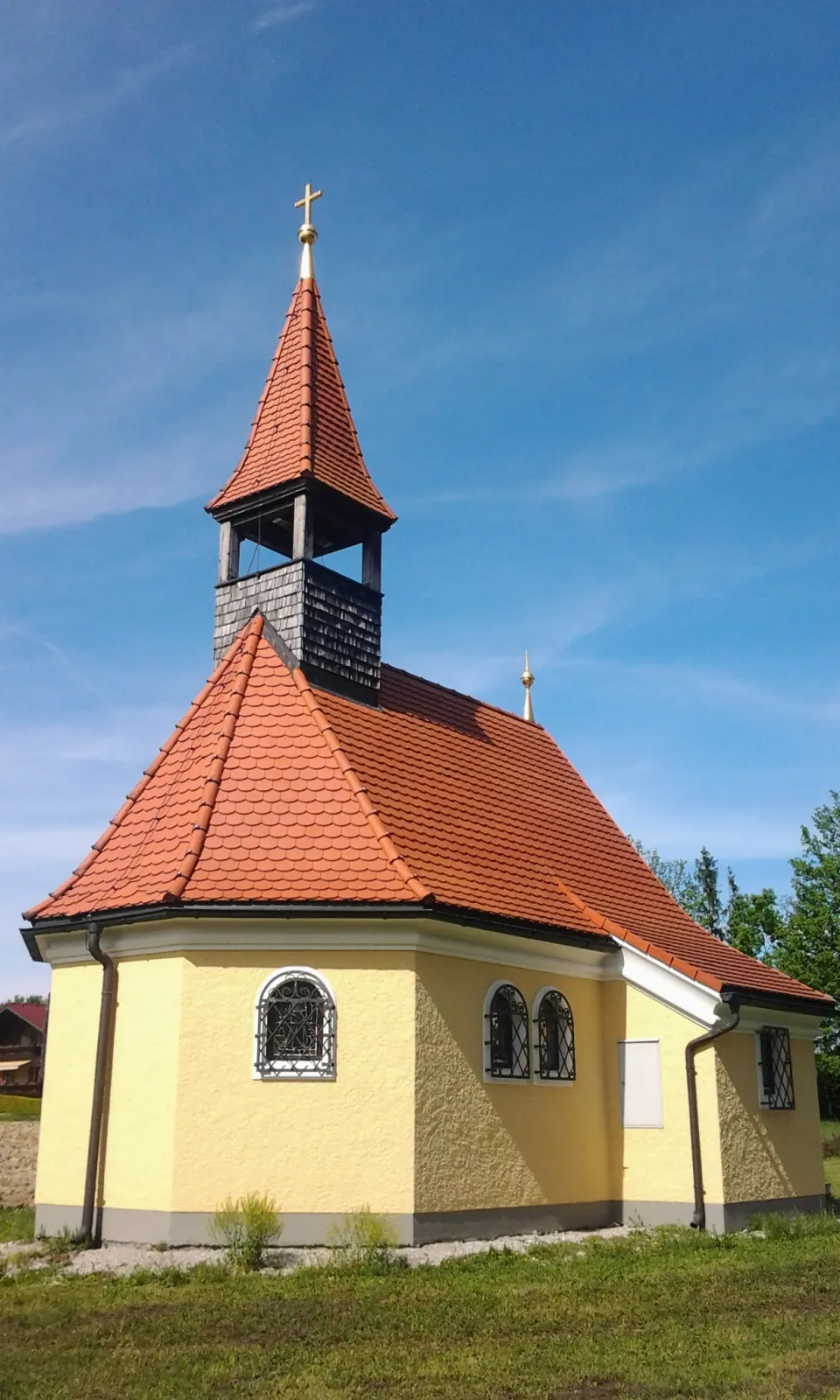 Photo showing: St. Mary Chapel, Zehmemoos, municipality of Bürmoos, state of Salzburg, Austria