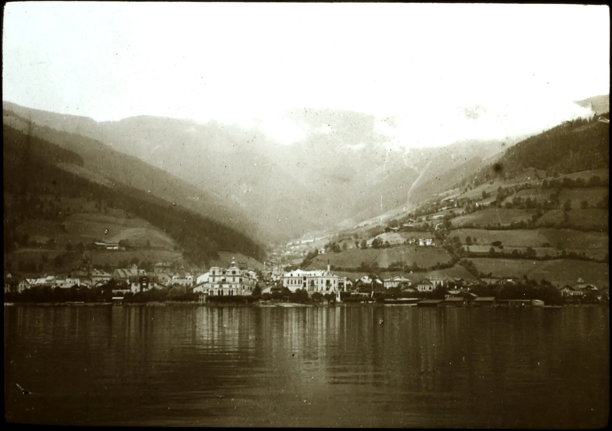 Photo showing: JULY 1903 - Zell-am-See, and Schmittenhohe. Photo by A.E.Hasse, Baildon, Yorkshire. Original on 6x6 glass plate diapositive