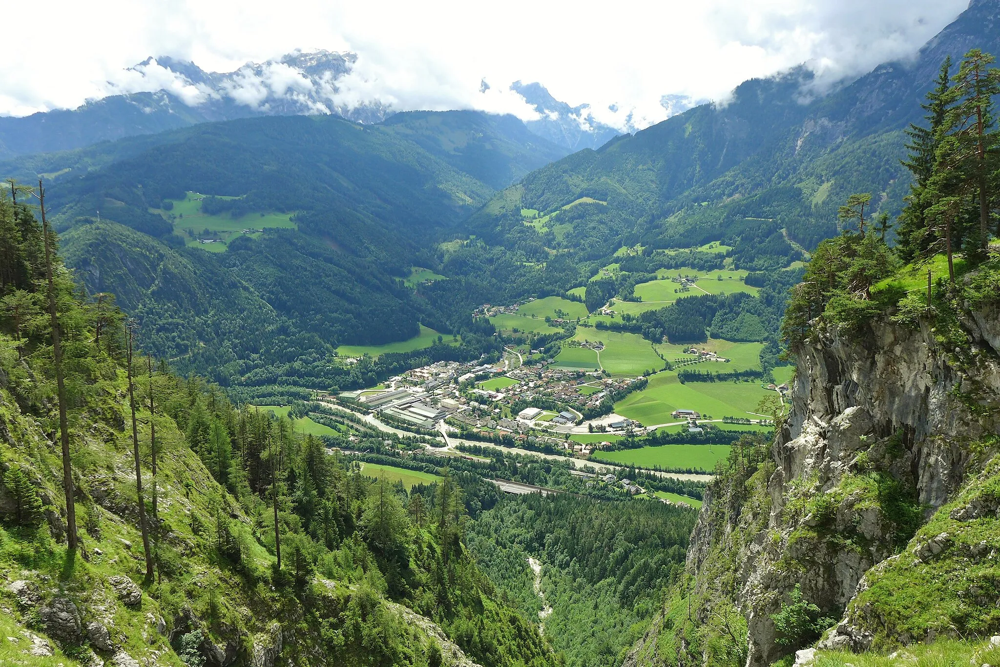Photo showing: The village of Tenneck (Gemeinde Werfen), Salzburg (state), Austria, viewed from the Tennen Mountains (Tennengebirge).