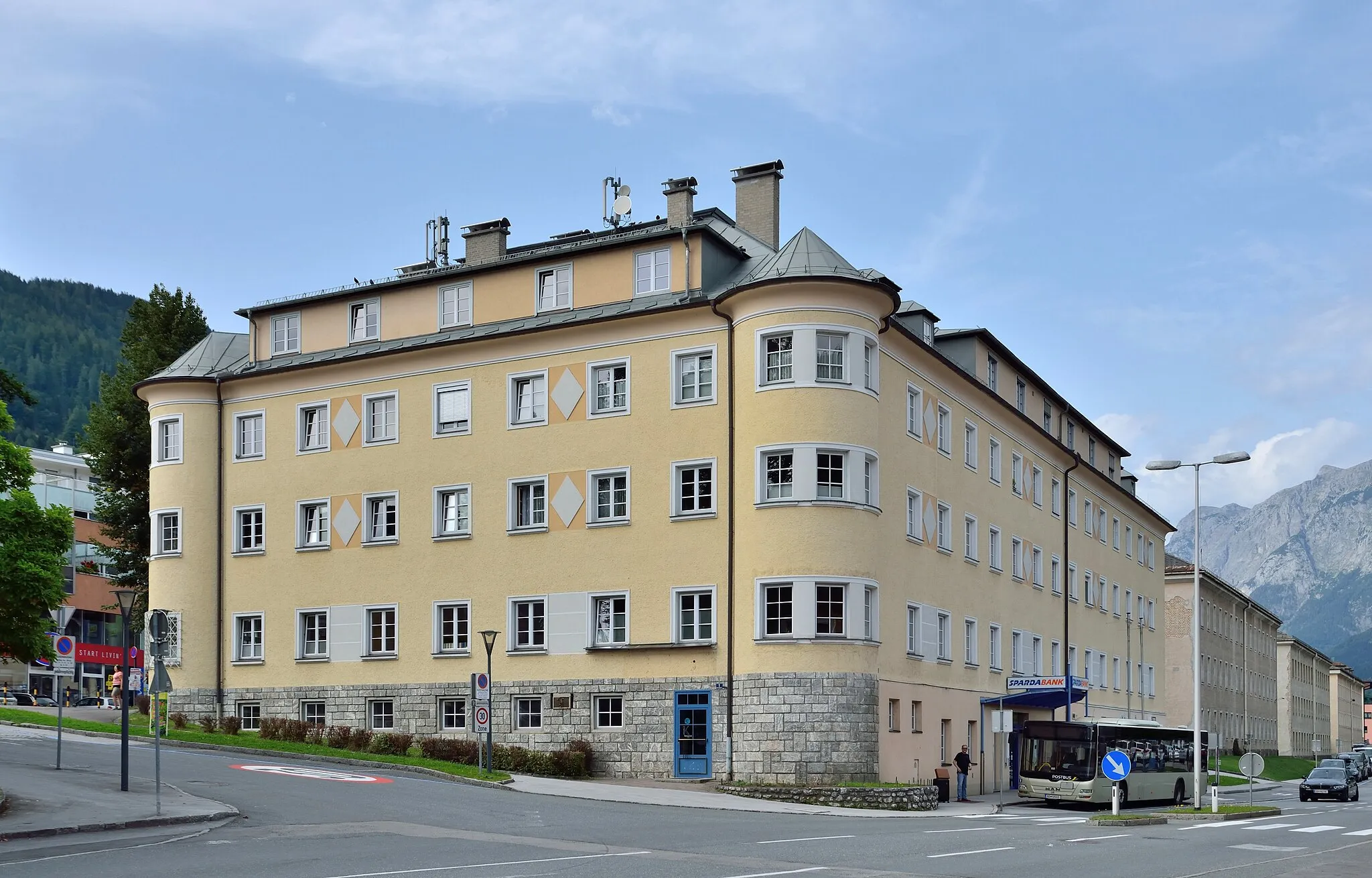 Photo showing: Im Gebäude Bahnhofgasse 1, Bischofshofen, befindet sich eine Filiale der Sparda Bank.