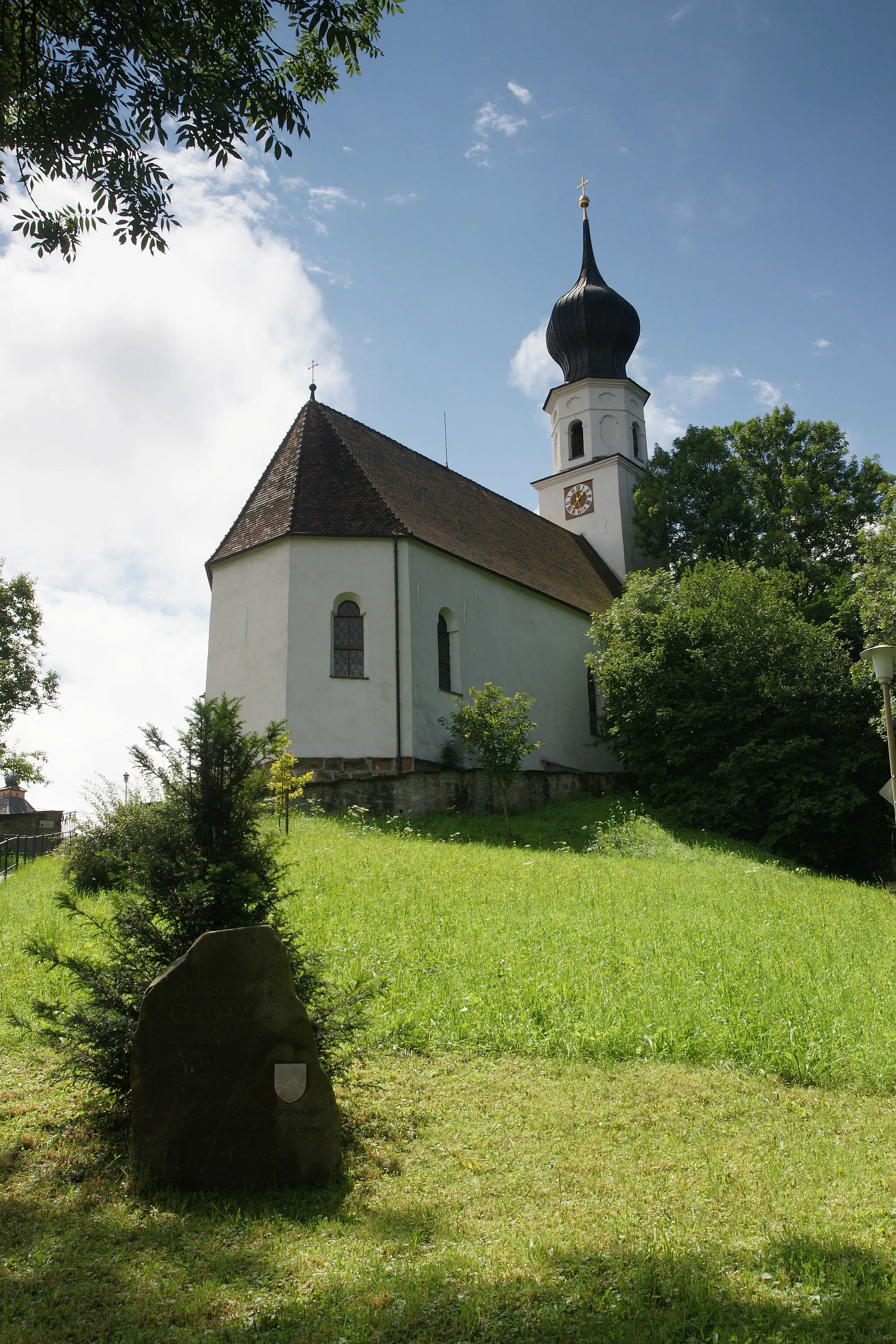 Photo showing: Ainring, exterior view of St Lawrence and Maurice facing south-west.