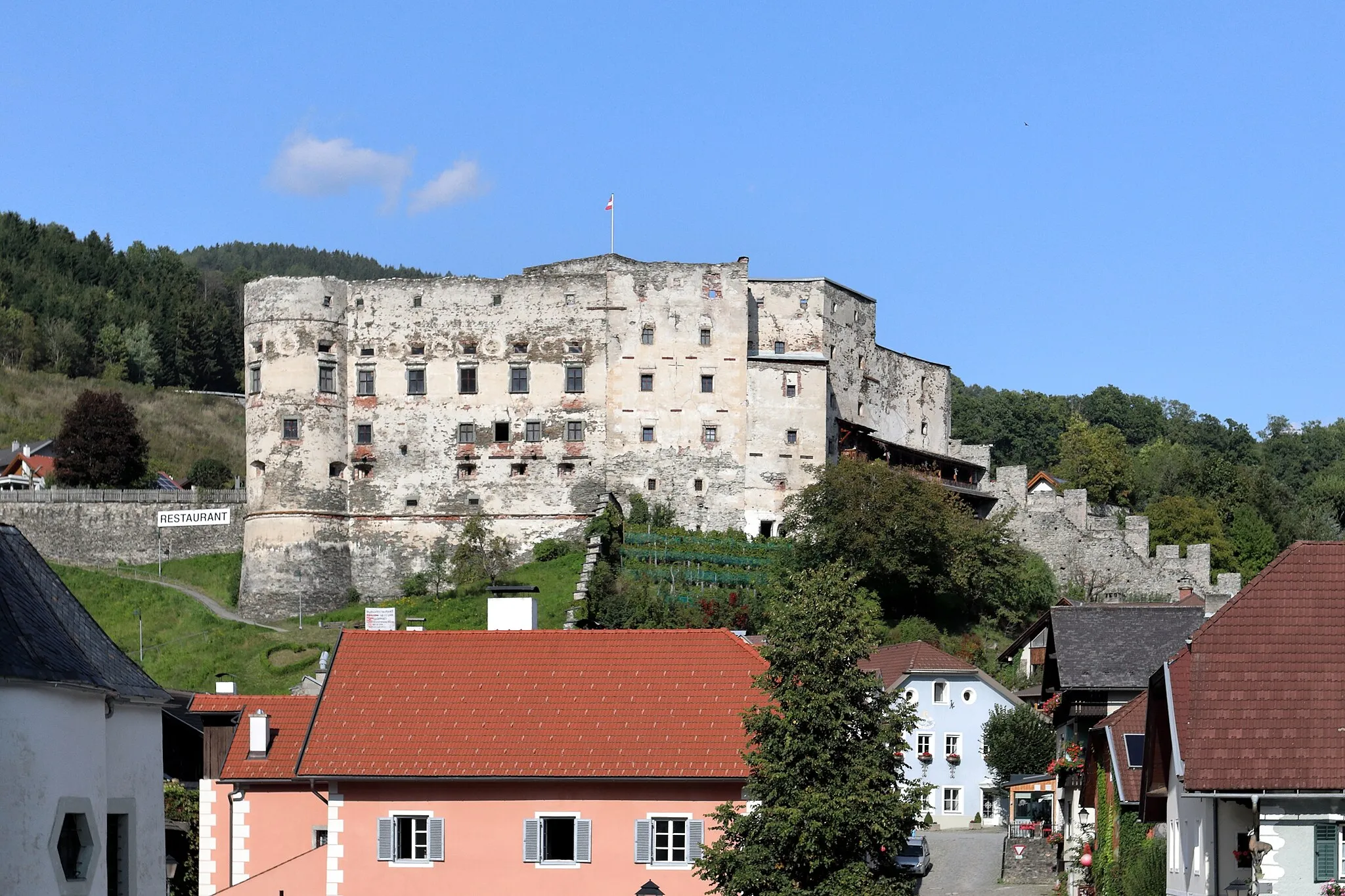Photo showing: Südwestansicht der „Alten Burg“ in der österreichischen Stadtgemeinde Gmünd in Kärnten. Nach einem Brand im Jahr 1886 wurde die im 14. Jahrhundert erbaute Burg dem Verfall preisgegeben. Seit 1950 ist sie im Besitz der Stadtgemeinde.