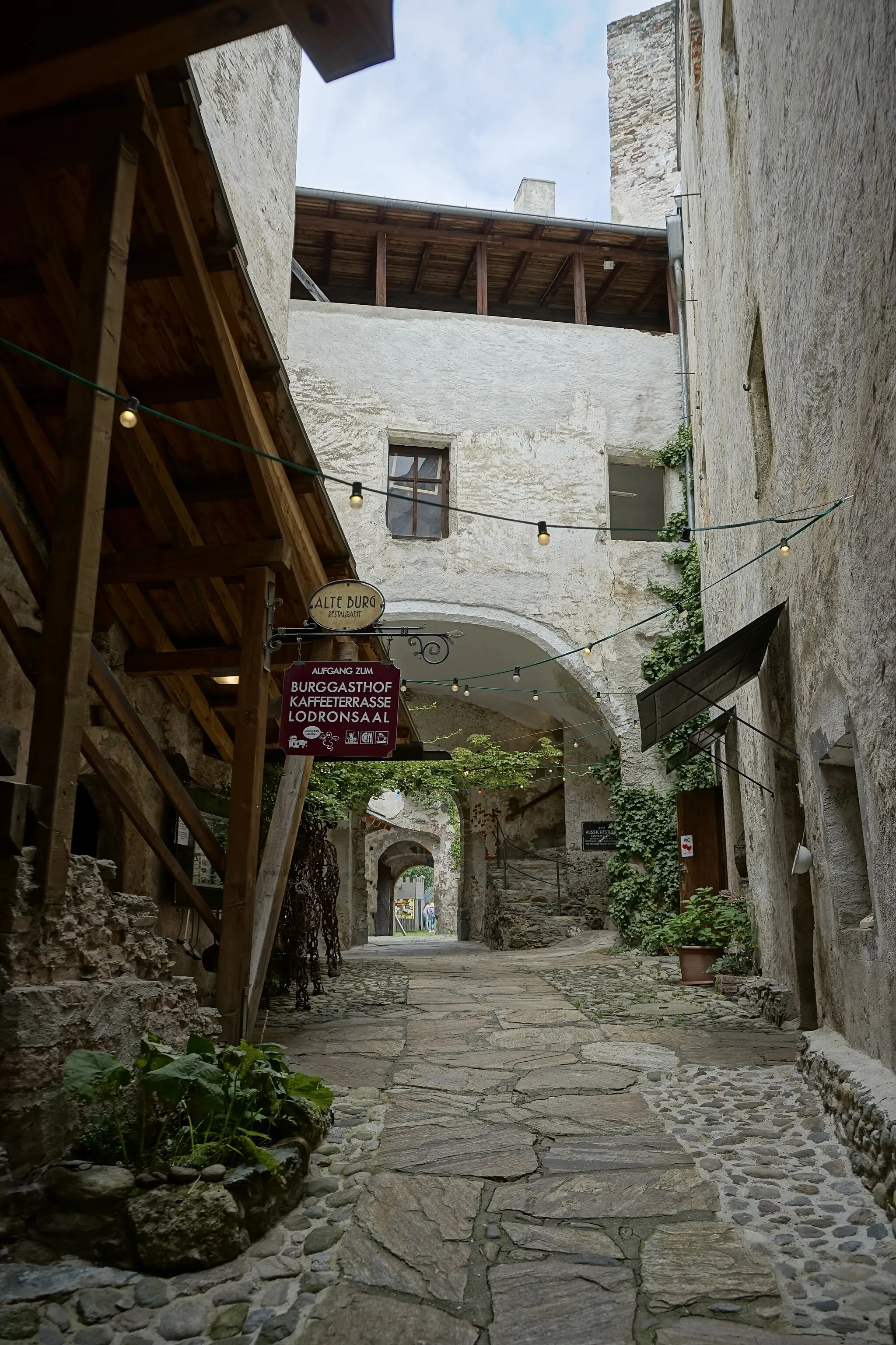 Photo showing: Innenbereich der Alten Burg Gmünd mit Einkehrmöglichkeiten.