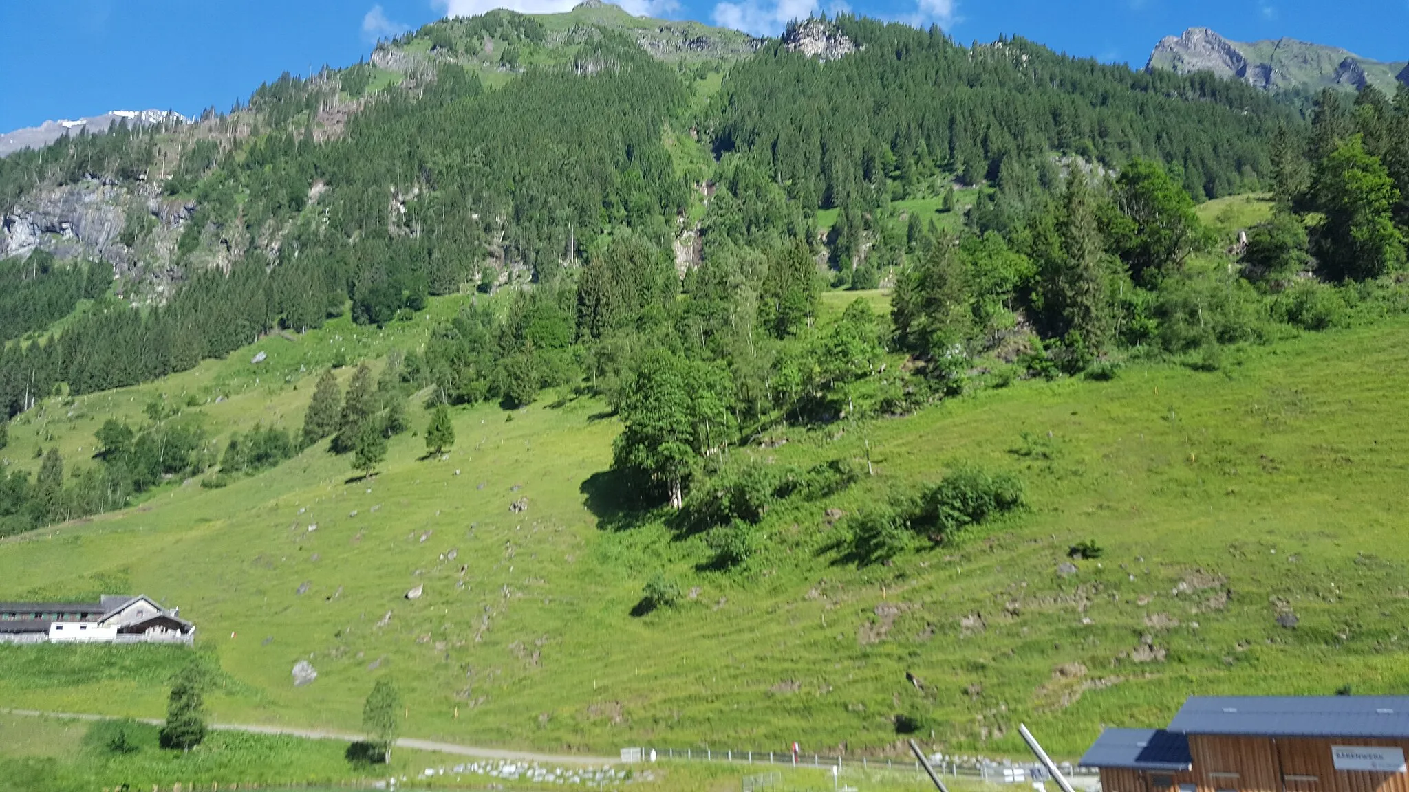 Photo showing: Die Großglockner-Hochalpenstraßeverbindet als hochalpine Gebirgsstraße die beiden österreichischen Bundesländer Salzburg und Kärnten. Sie führt von Bruck an der Großglocknerstraße über die beiden Gebirgspässe Fuscher Törl und Hochtor (Tunnelportal 2504 m ü. A., historische Passhöhe 2576 m ü. A.) nach Heiligenblut am Großglockner und hat Abzweigungen zur Edelweißspitze und zur Kaiser-Franz-Josefs-Höhe. Sie ist die höchstgelegene befestigte Passstraße in Österreich. Sie ist als Erlebnisstraße vorrangig von touristischer Bedeutung; das Befahren ist für Kraftfahrzeuge mautpflichtig. Blick von der Hochalpenstraße.