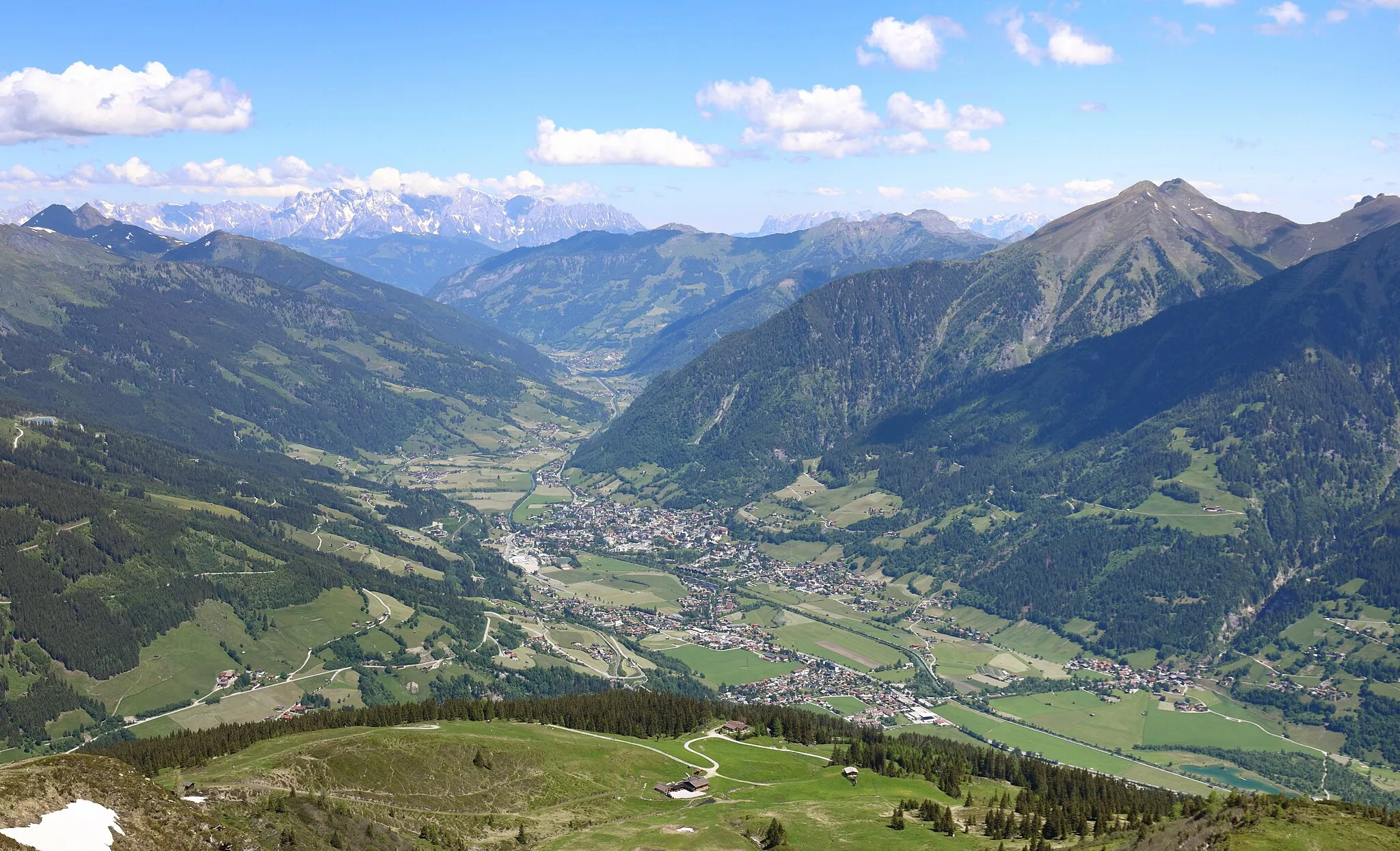 Photo showing: Blick vom Stubnerkogel Richtung Norden auf das Gasteinertal mit der Marktgemeinde Bad Hofgastein im Vordergrund.