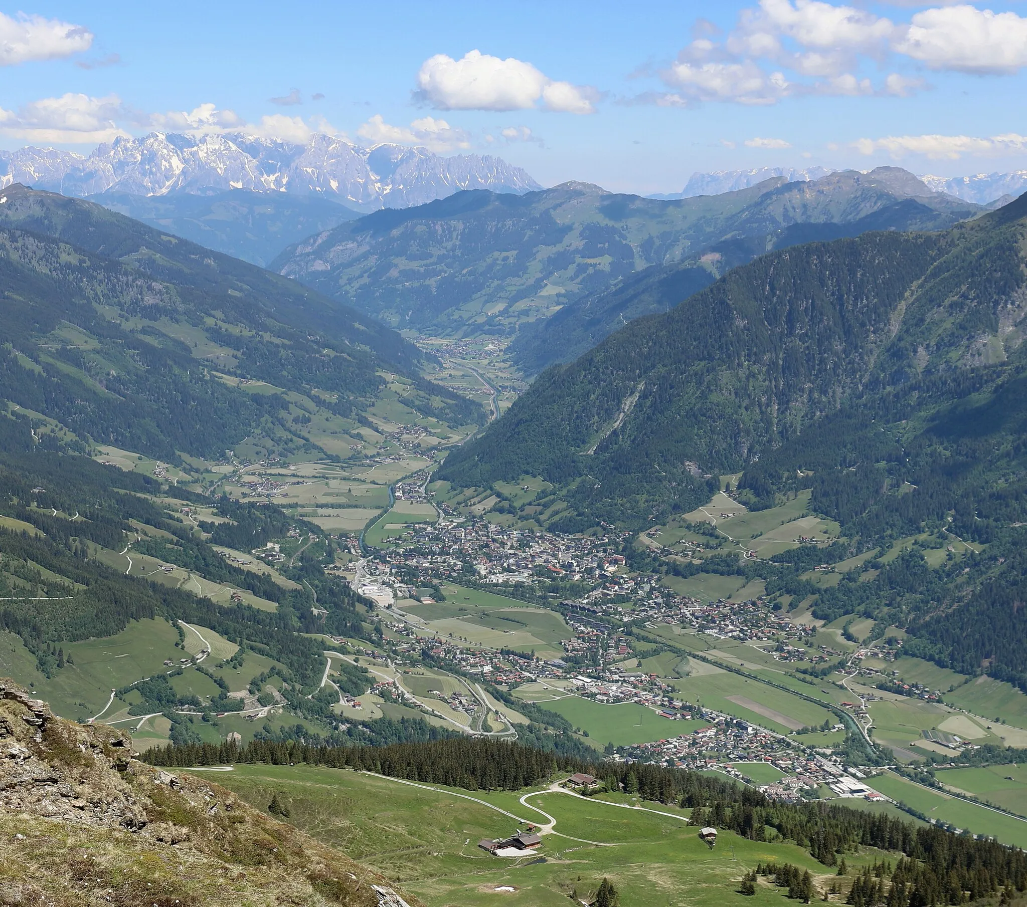 Photo showing: Blick vom Stubnerkogel Richtung Norden auf das Gasteinertal mit der Marktgemeinde Bad Hofgastein im Vordergrund.