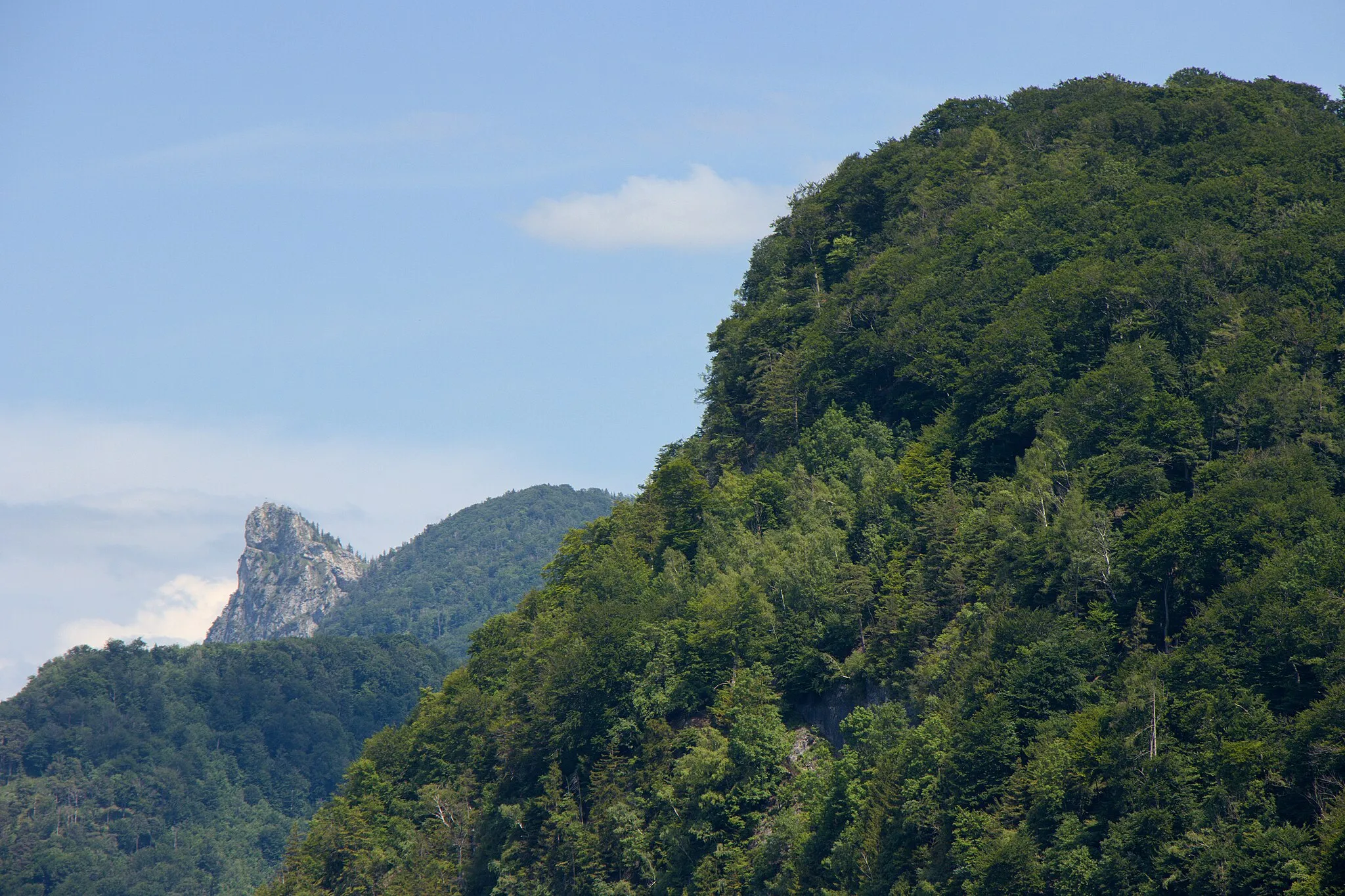 Photo showing: Salzburg: Ausblick von der Humboldt-Terrasse auf dem Mönchsberg - Blick zum Nockstein (im  Hintergrund), davor der Kühberg, ganz vorner der Kapuzinerberg