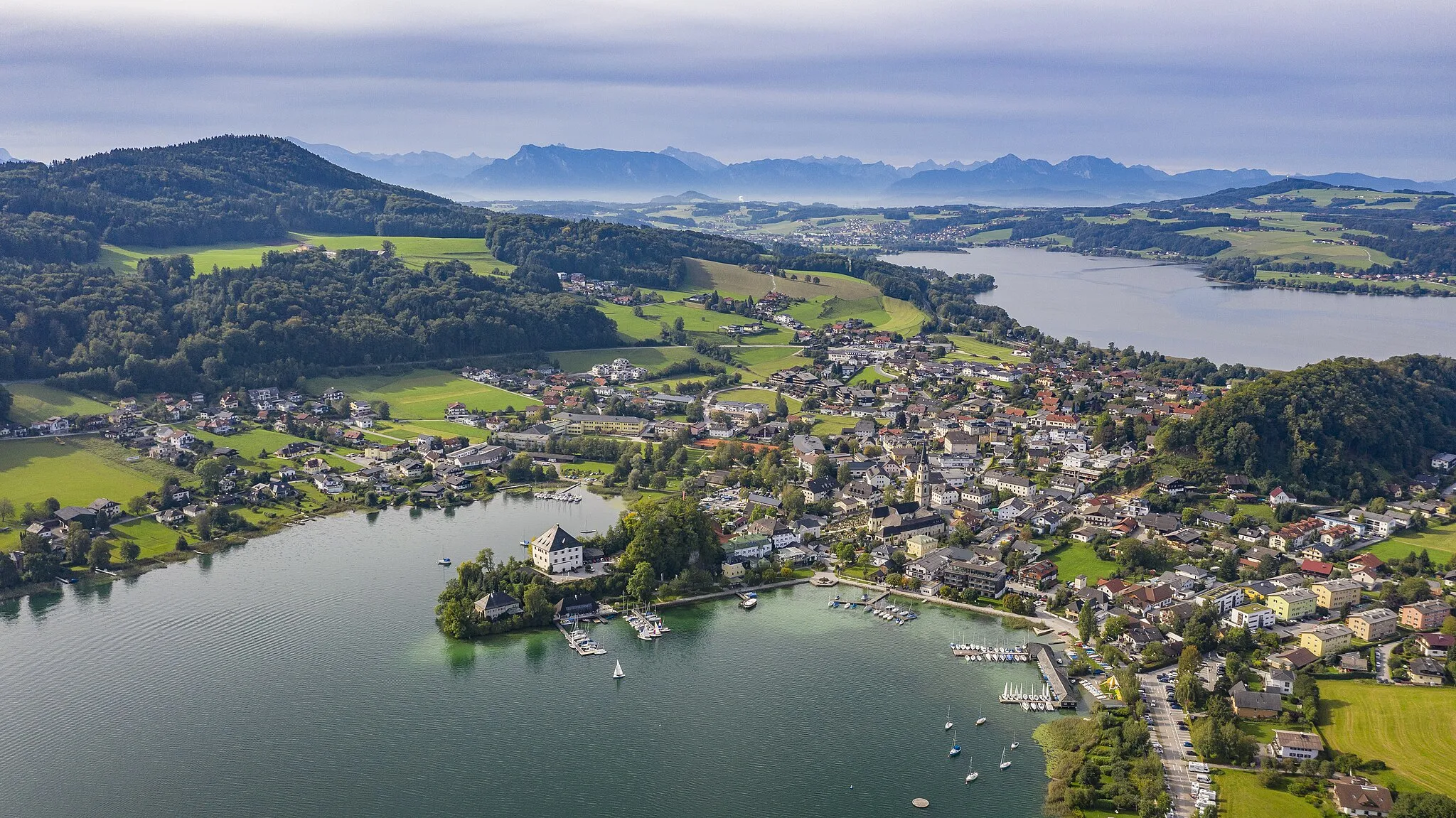 Photo showing: im Vordergrund Mattsee (Ort) am Gewässer Mattssee