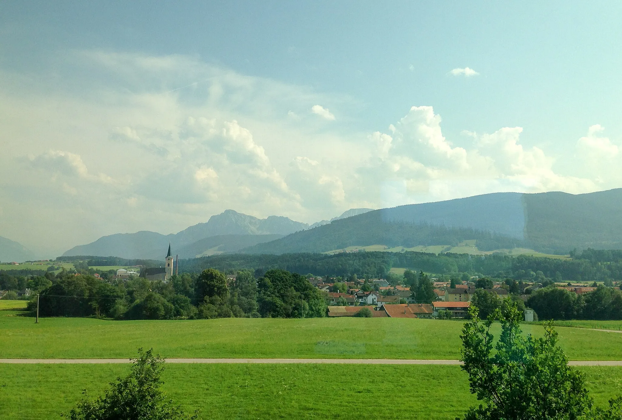 Photo showing: Blick von einem Zug über Teisendorf zu Hochstaufen und Teisenberg.