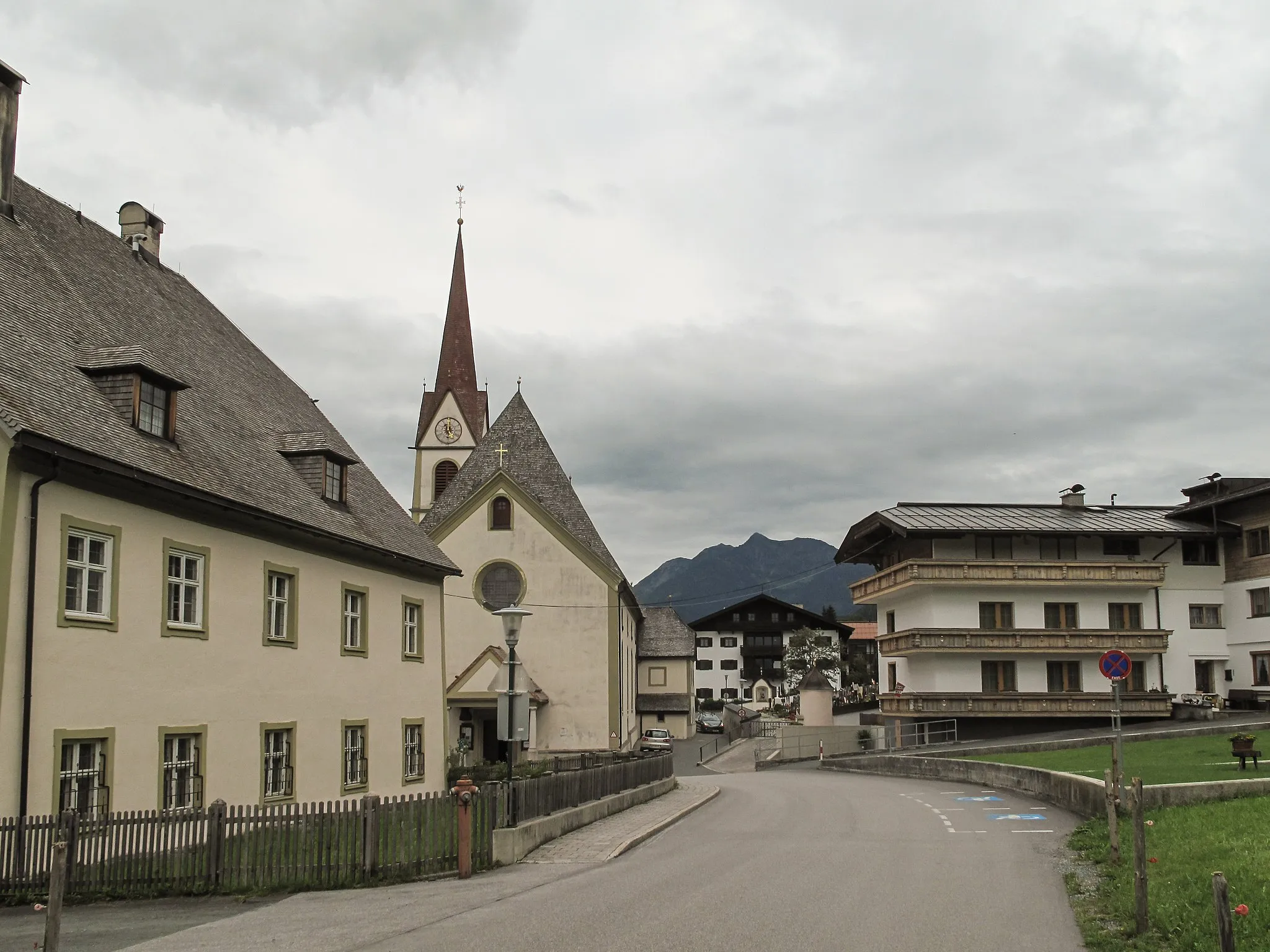 Photo showing: Fieberbrunn, church (Katholische Pfarrkirche) in the street