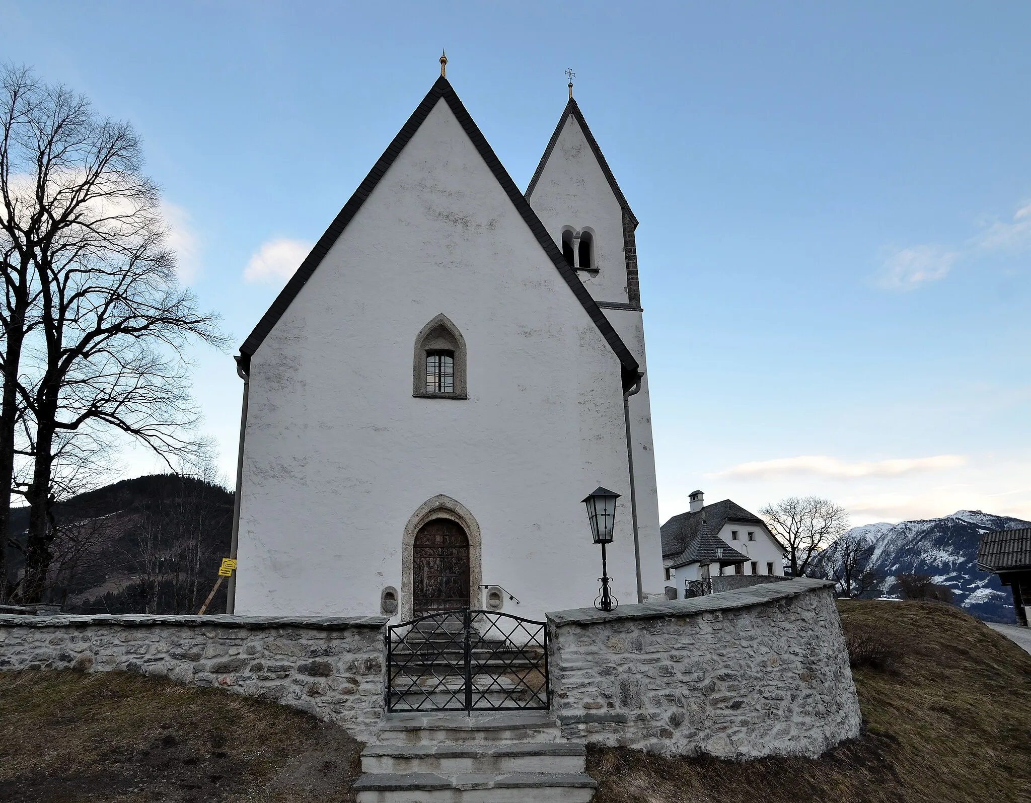 Photo showing: Catholic parish church of Eschenau, municipality of Taxenbach, Salzburg. Main portal is on the western side.