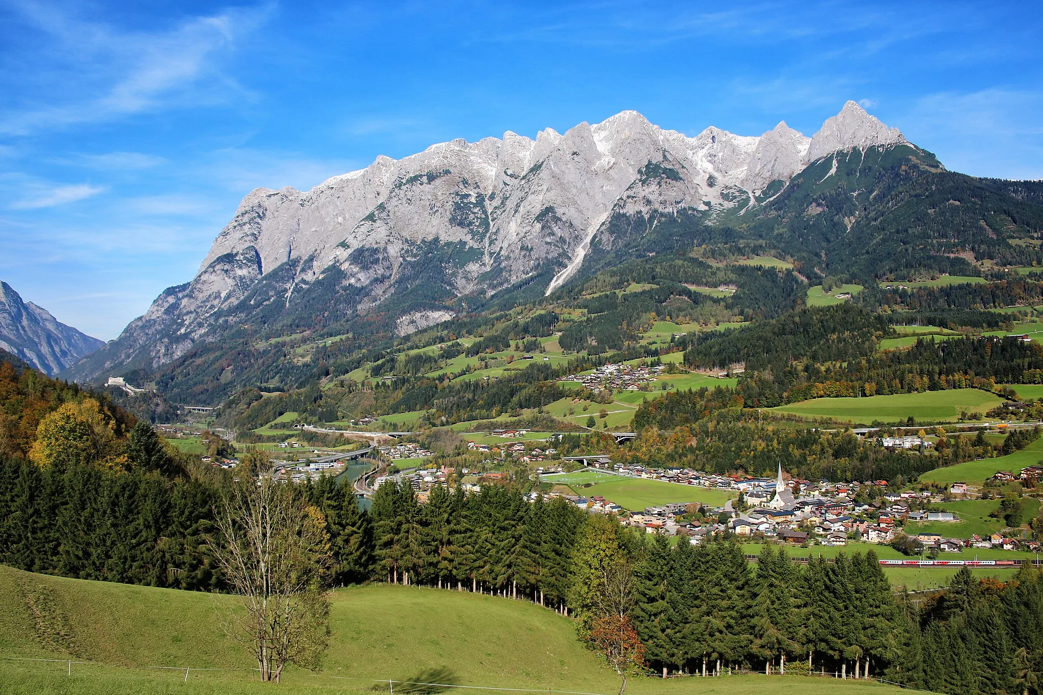 Photo showing: Pfarrwerfen mit dem Tennengebirge