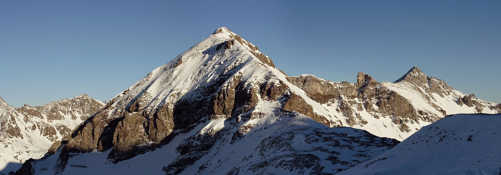 Photo showing: The peak of the Gamsleitenspitze, Obertauern, Austria as seen from the west. The image in itself is a panorama of four shots assembled using Hugin.