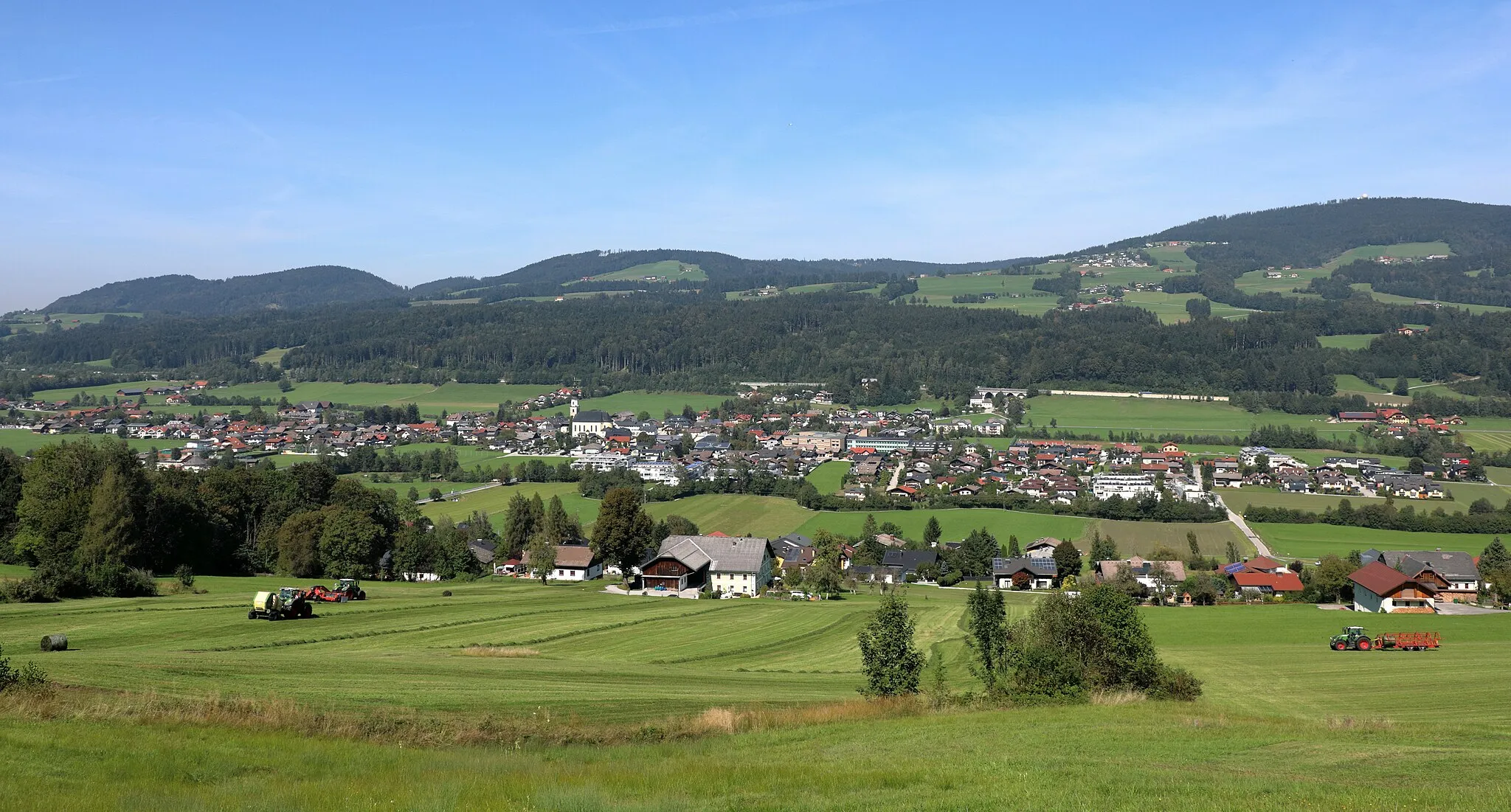 Photo showing: Südansicht der Salzburger Marktgemeinde Thalgau bzw. Blick von der Fuschler Straße auf den Ort.