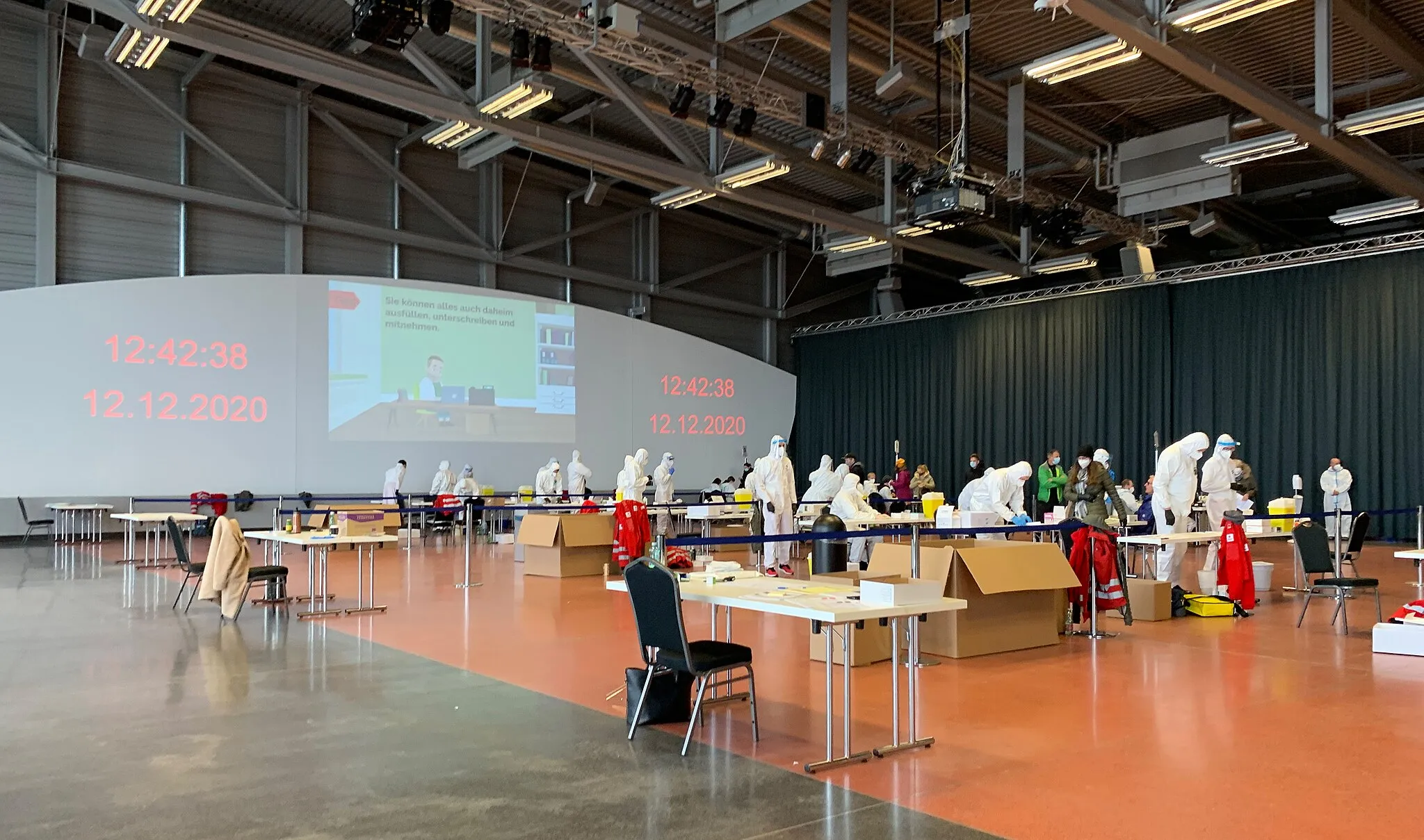 Photo showing: Mass Coronavirus testing centre at Terminal 2 of Salzburg Airport, Salzburg, Austria