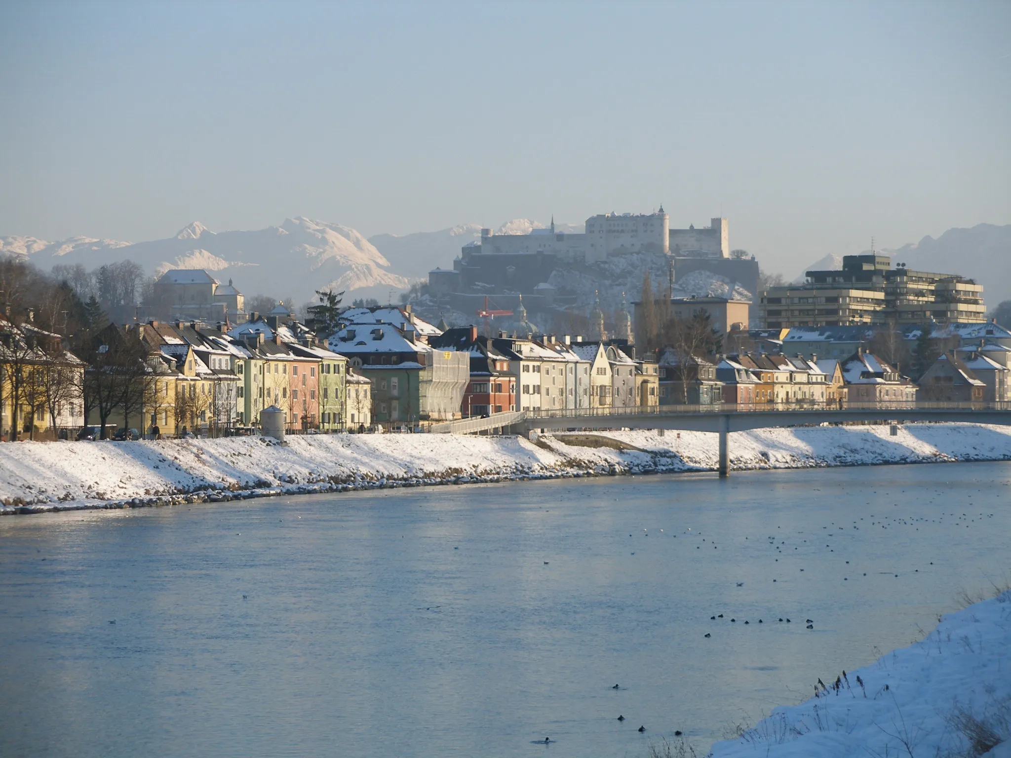 Photo showing: Froschheim, part of Elisabeth-Vorstadt, view from Salzach river; right: pedestrian bridge „Pioniersteg“