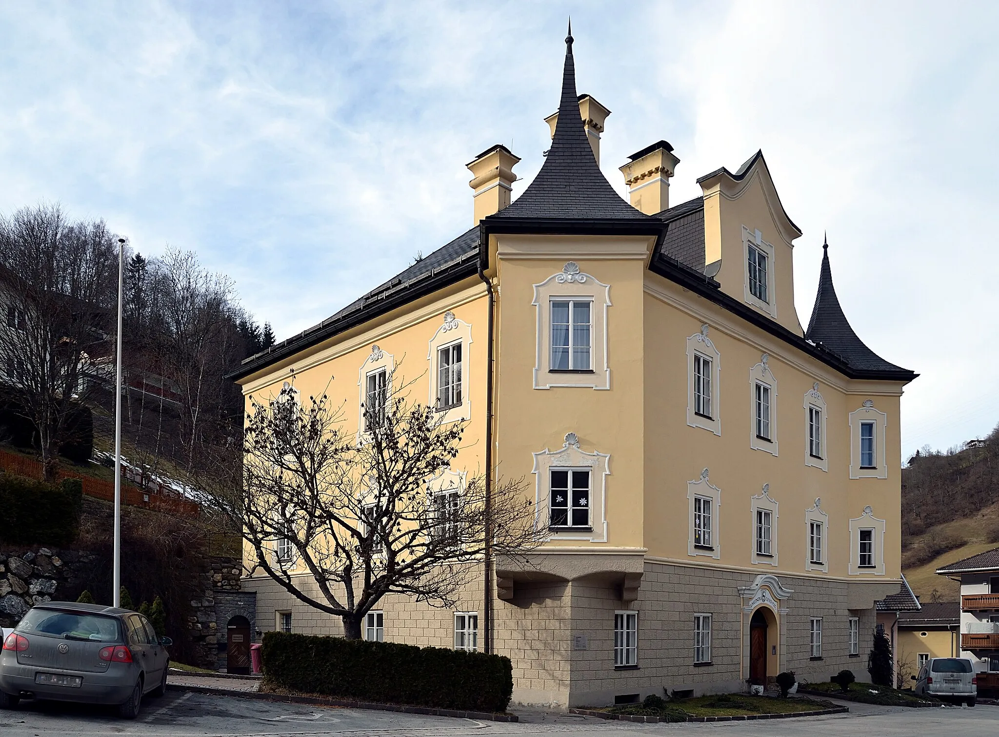 Photo showing: Municipal office of Lend, Salzburg, former Verwesschloss, administrative building for the owners of the mines in the Gastein valley.