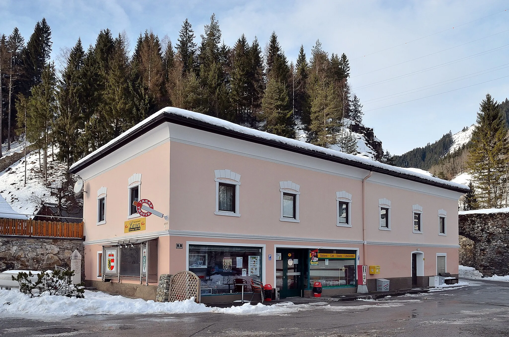 Photo showing: General store at Mandling, a village at the border of federal states Salzburg (with city of Radstadt) and Styria (city of Schladming). In the background on both sides remainders of the protected fortifications.