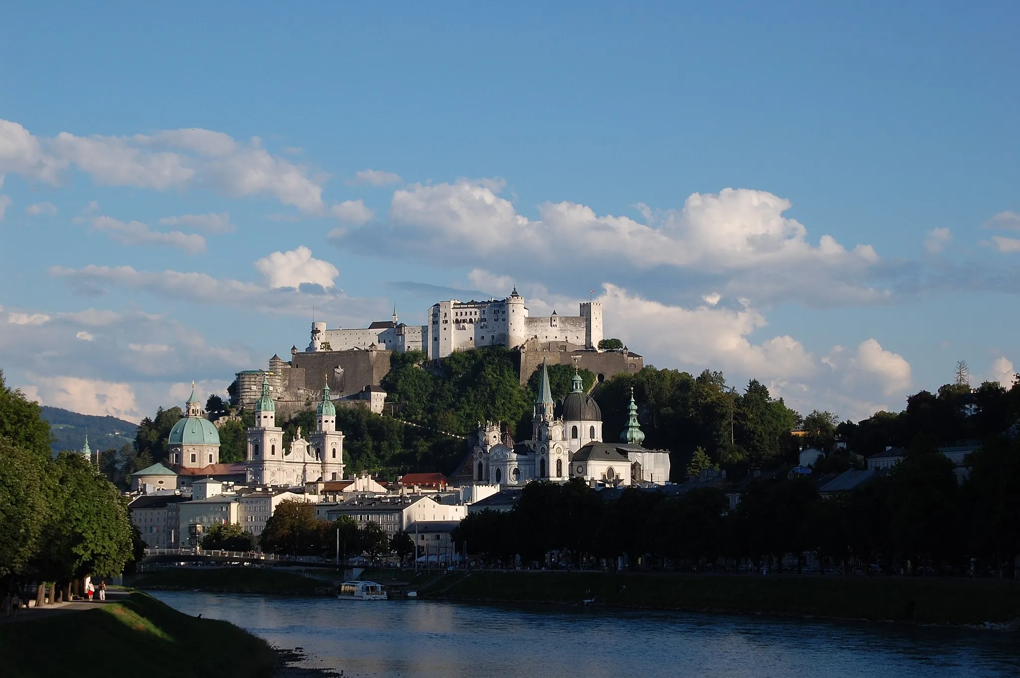 Photo showing: View from one of the Salzach pedestrian crossings towards "Festungsberg" in Salzburg/ Austria.