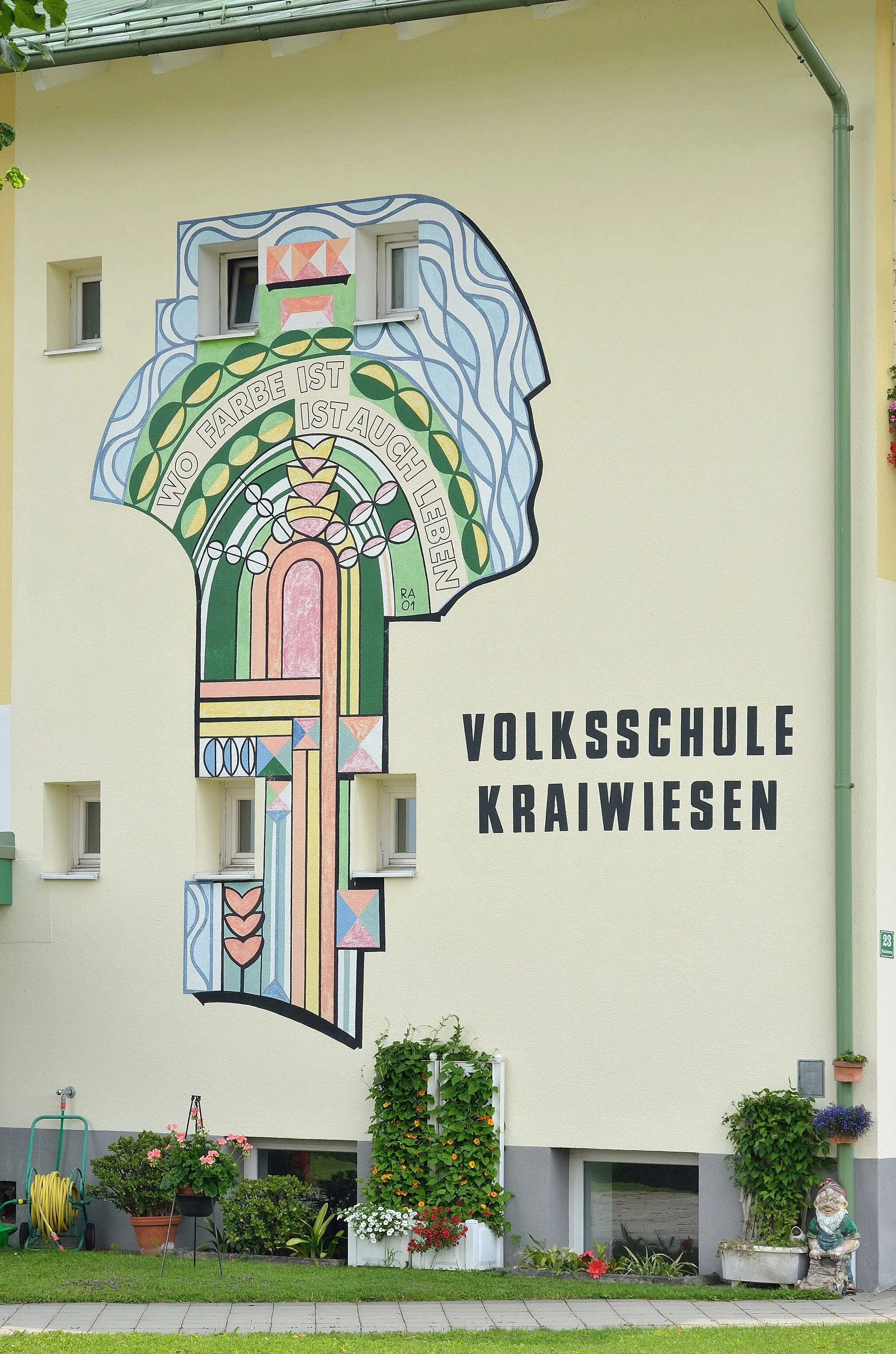 Photo showing: Wandmalerei an der Volksschule Kraiwiesen, Eugendorf. Sig. RA 01: Wo Farbe ist ist auch Leben