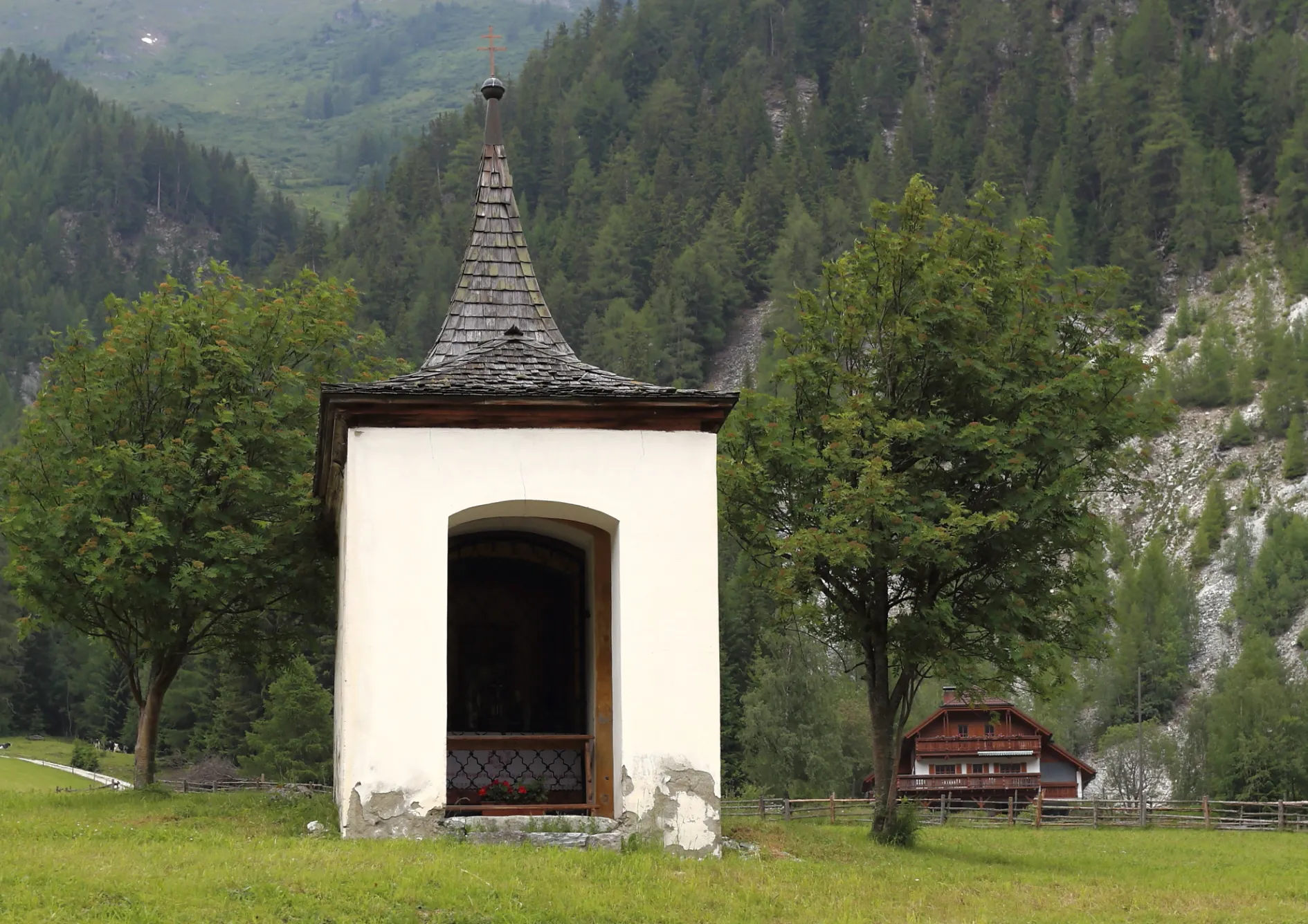 Photo showing: Das sogenannte Mühltalerkreuz in der Salzburger Gemeinde Tweng. Eine Wegkapelle nächst der Katschbergstraße zwischen Eschawald und Purin.