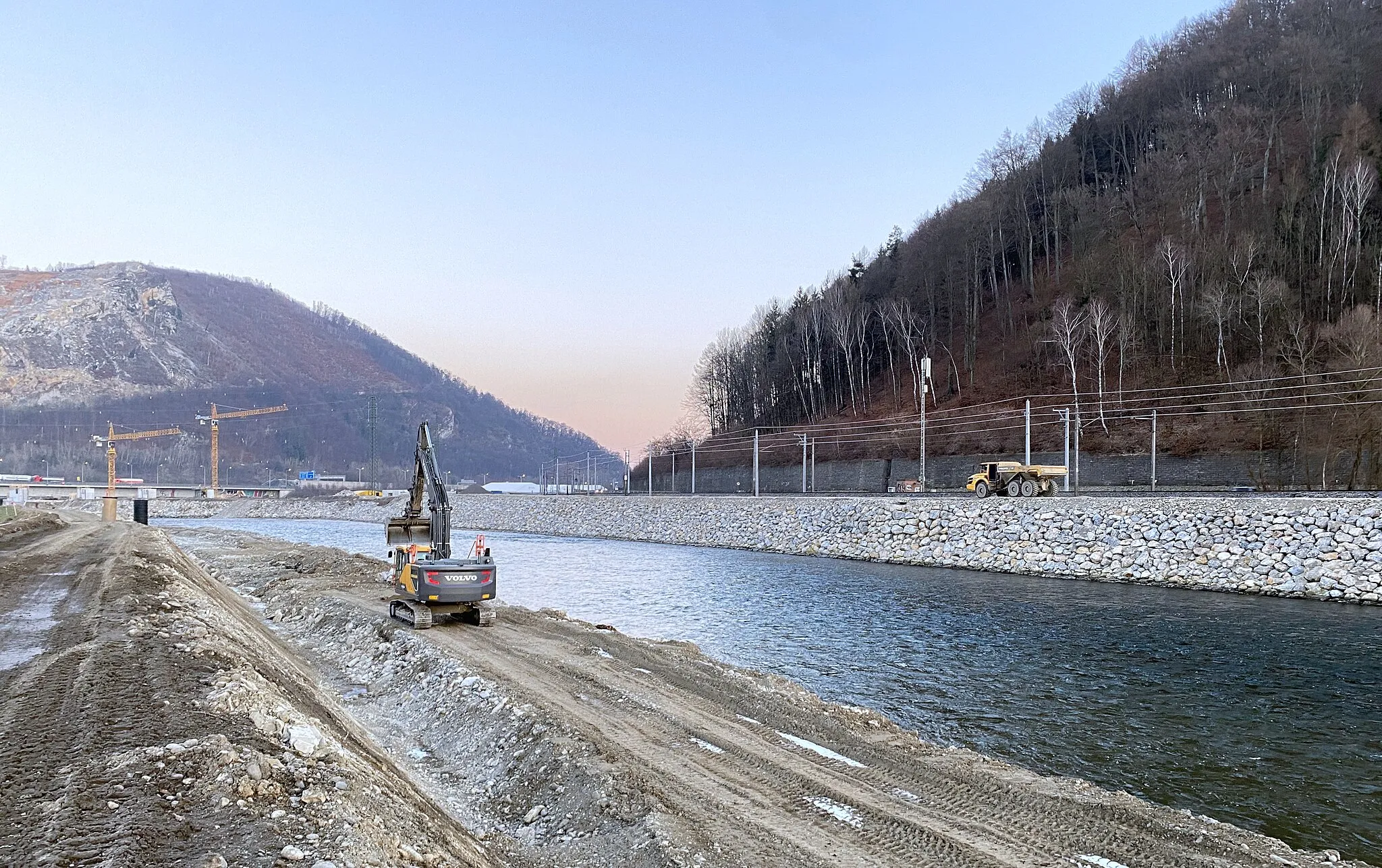 Photo showing: Baufahrzeuge entlang der Mur vor der Baustelle des Wasserkraftwerk Gratkorn (Februar 2023). Blickrichtung Westen Südwesten Nordwesten Südosten Osten.
