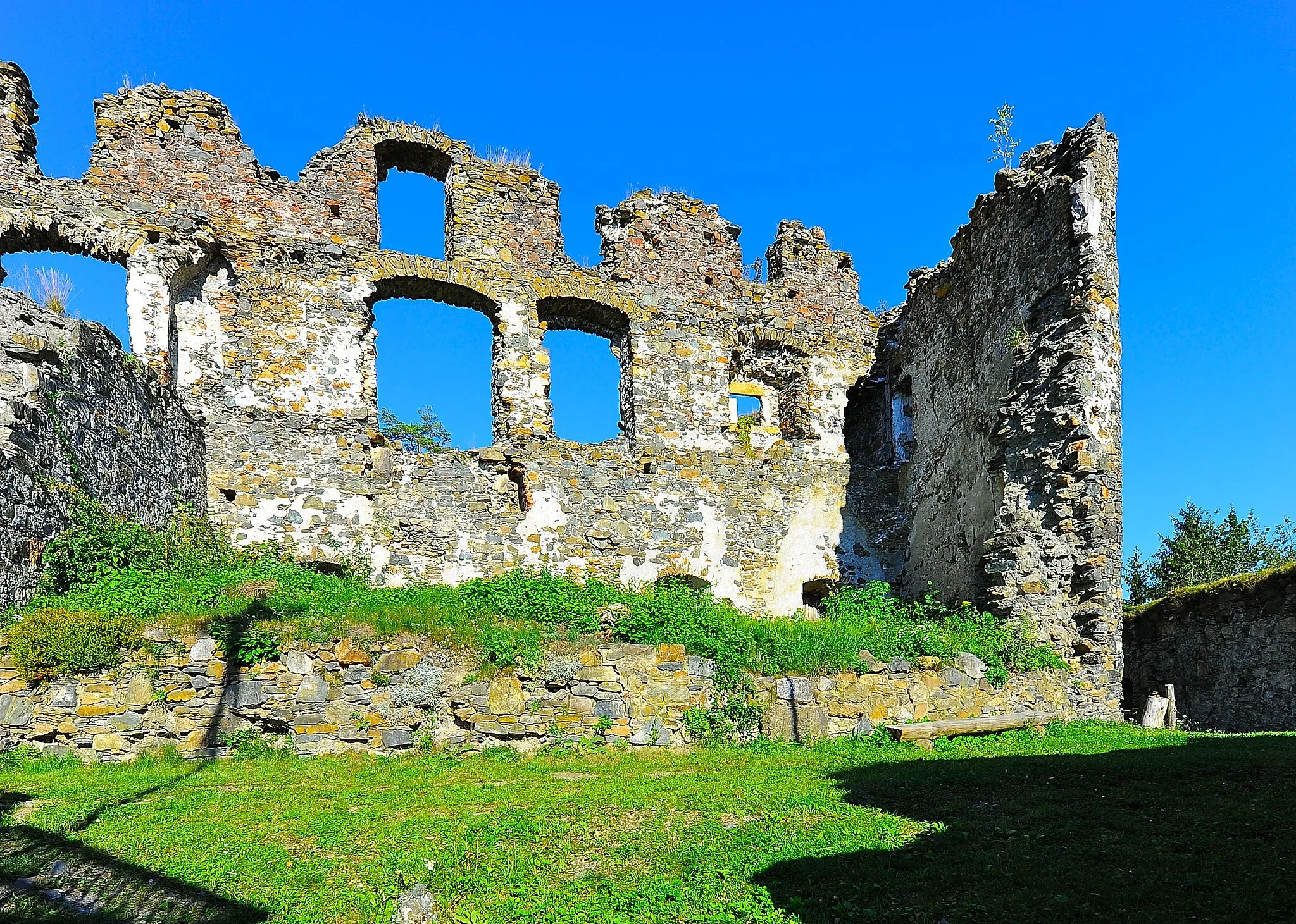 Photo showing: Inside the castle ruin at Taggenbrunn #11, municipality Sankt Georgen a. L., district Sankt Veit an der Glan, Carinthia, Austria