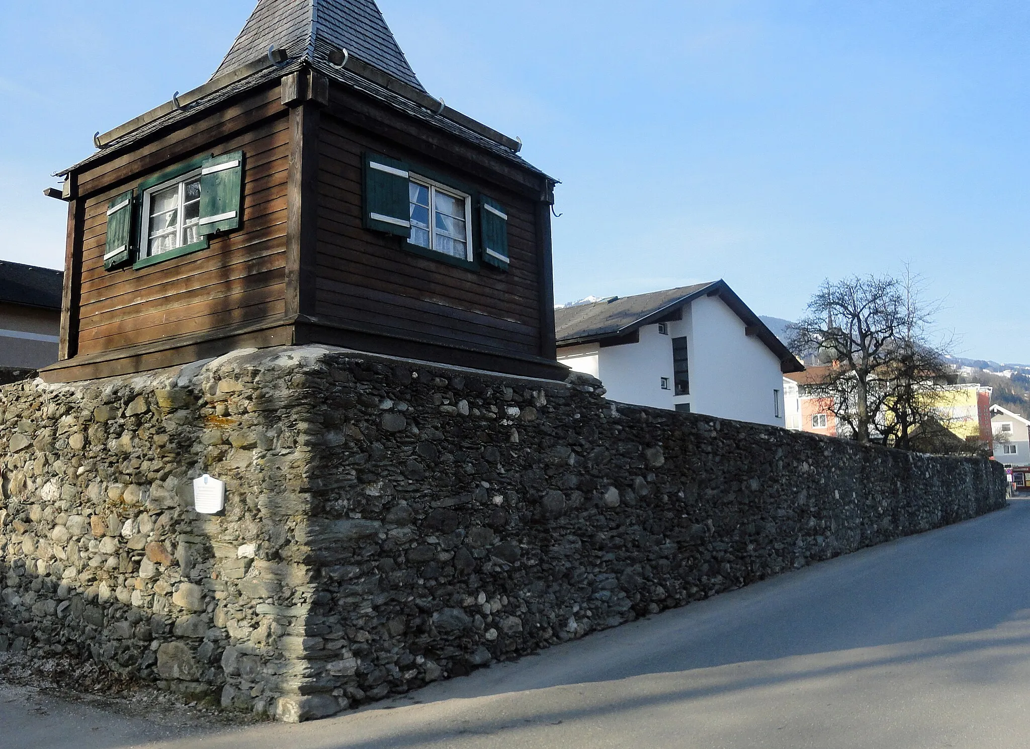 Photo showing: Denkmalgeschützte Stadtmauer in Schladming mit Turm, Schulgasse.