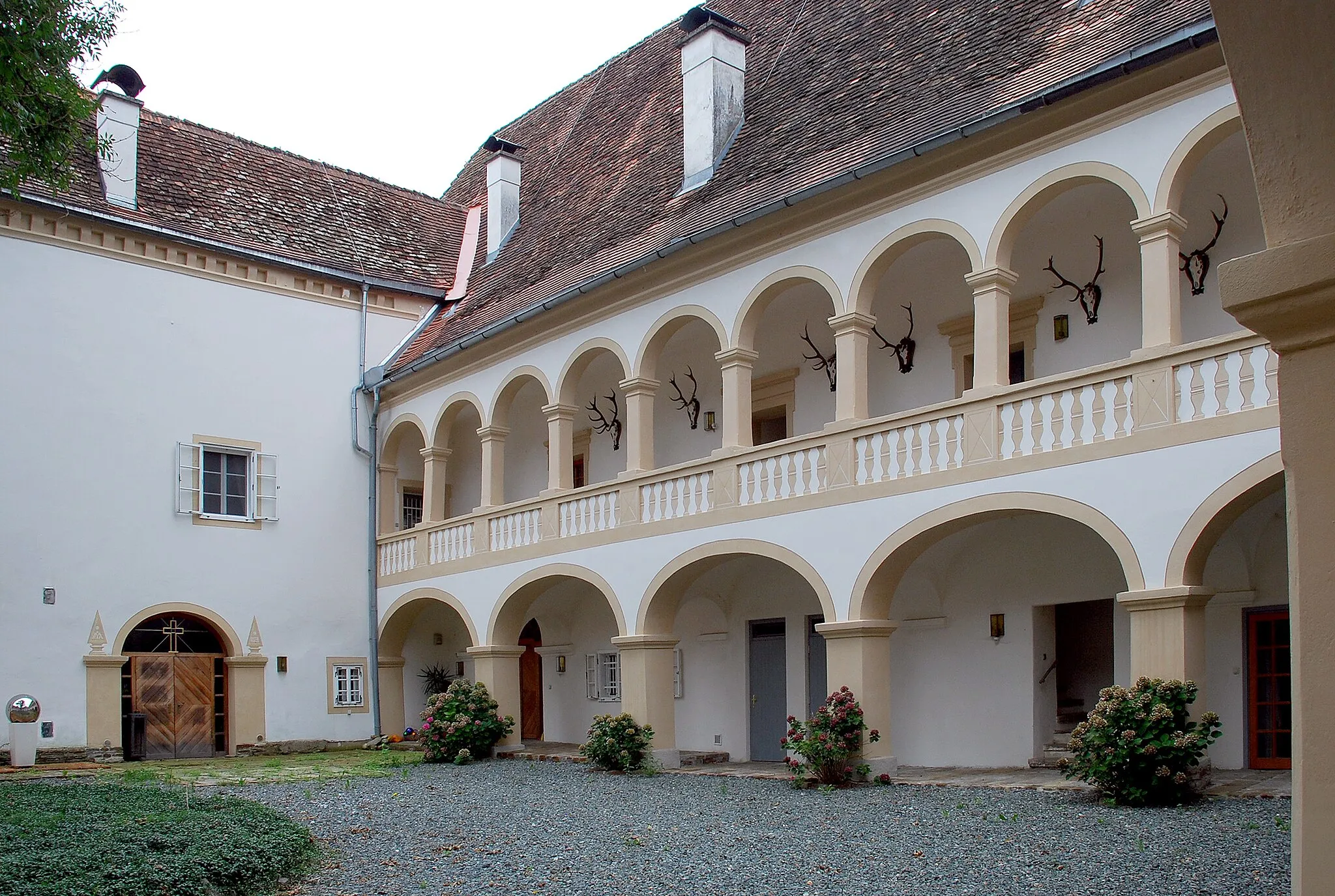 Photo showing: St. Josef, Weststeiermark, Österreich: Schloß Rohrbach Innenhof