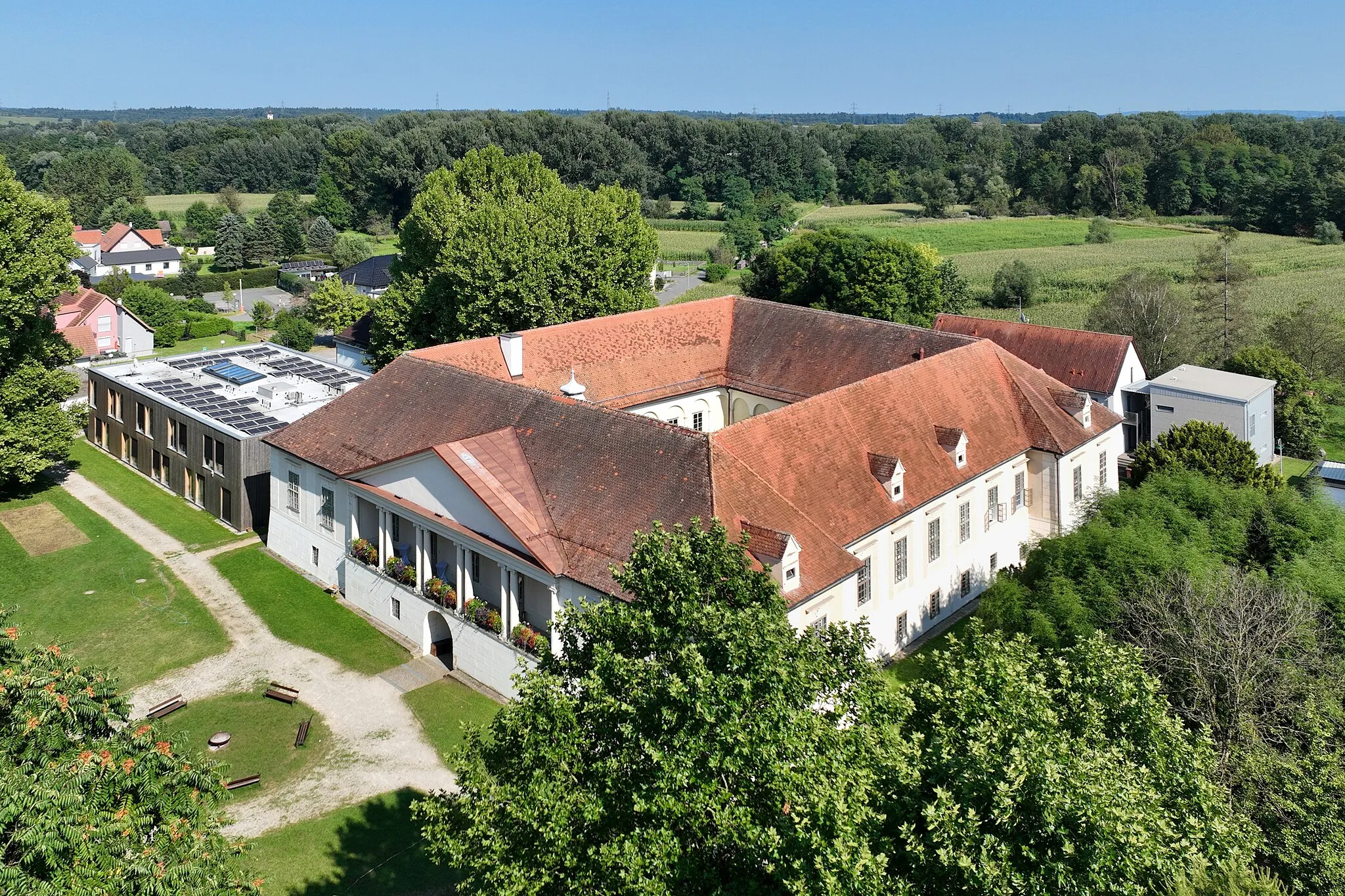 Photo showing: West view of Retzhof Castle in Austria.