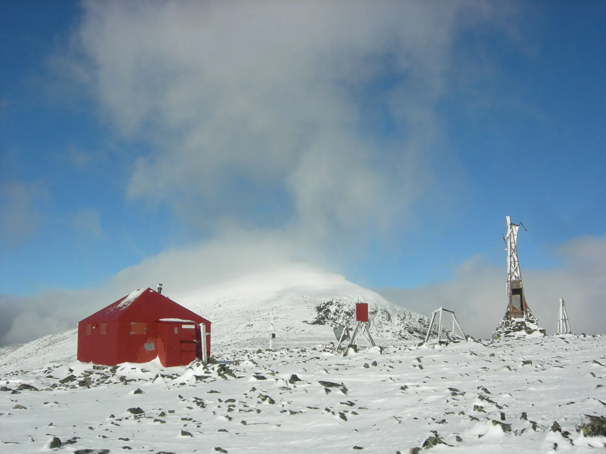 Photo showing: Axel Hambergs observatory (1910) and Bårddetjåhkkå (Pårtetjåkkå) summit (2005 m), Sarek National Park, Sweden