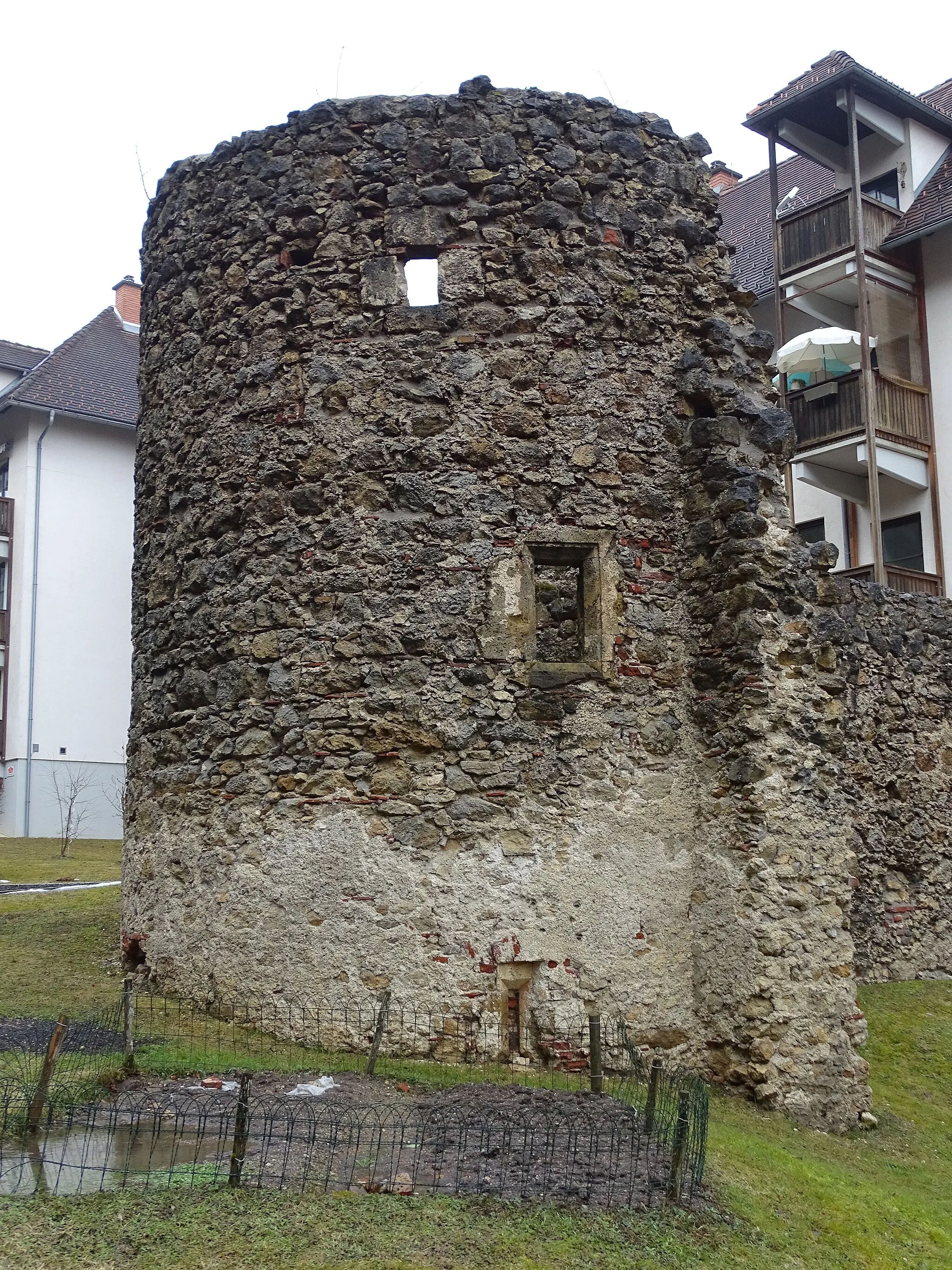 Photo showing: Eine freistehende Mauer im Westen der ehemaligen Mühle des Zisterzienserstiftes Rein