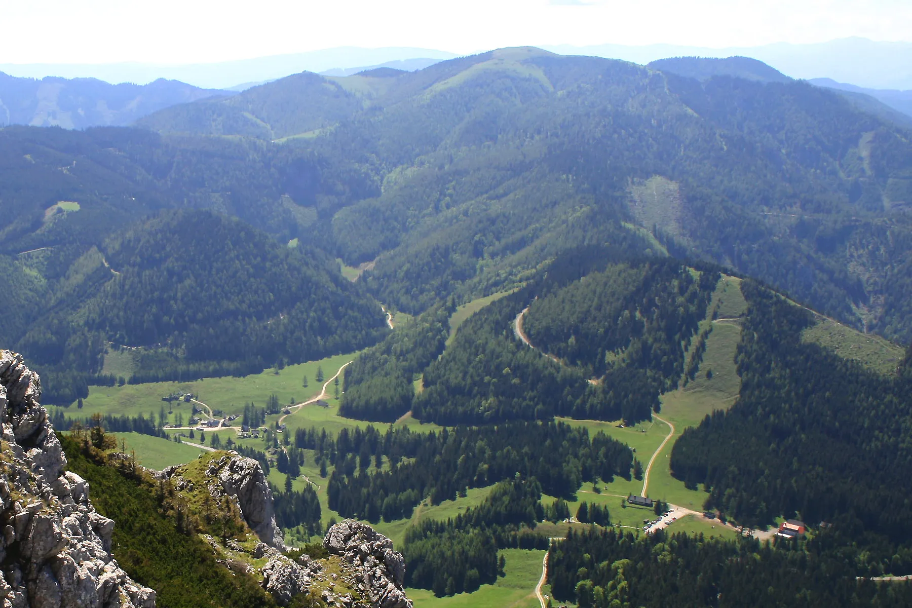 Photo showing: Nordwestansicht des Hochangers (von der Seeleiten), rechts unten der Steirische Seeberg