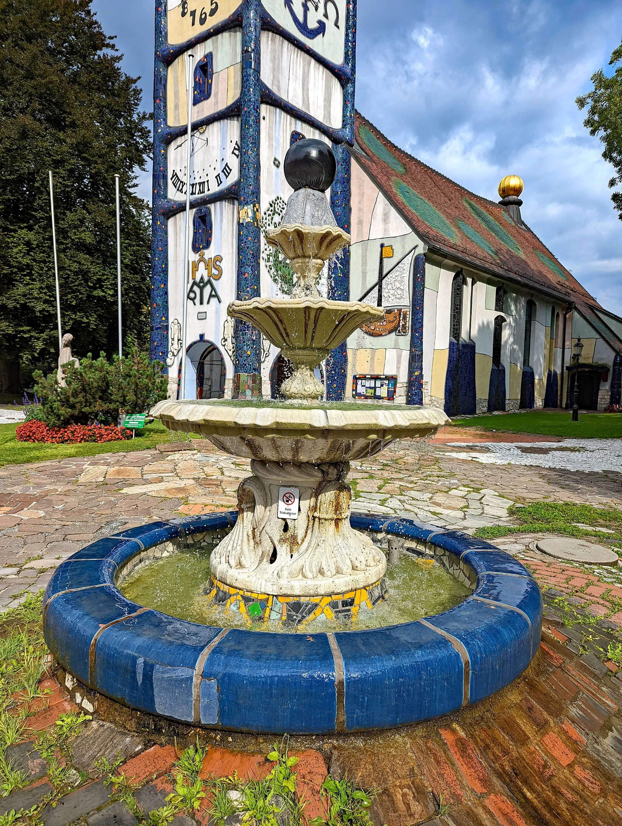 Photo showing: Brunnen vor der Kath. Pfarrkirche hl. Barbara