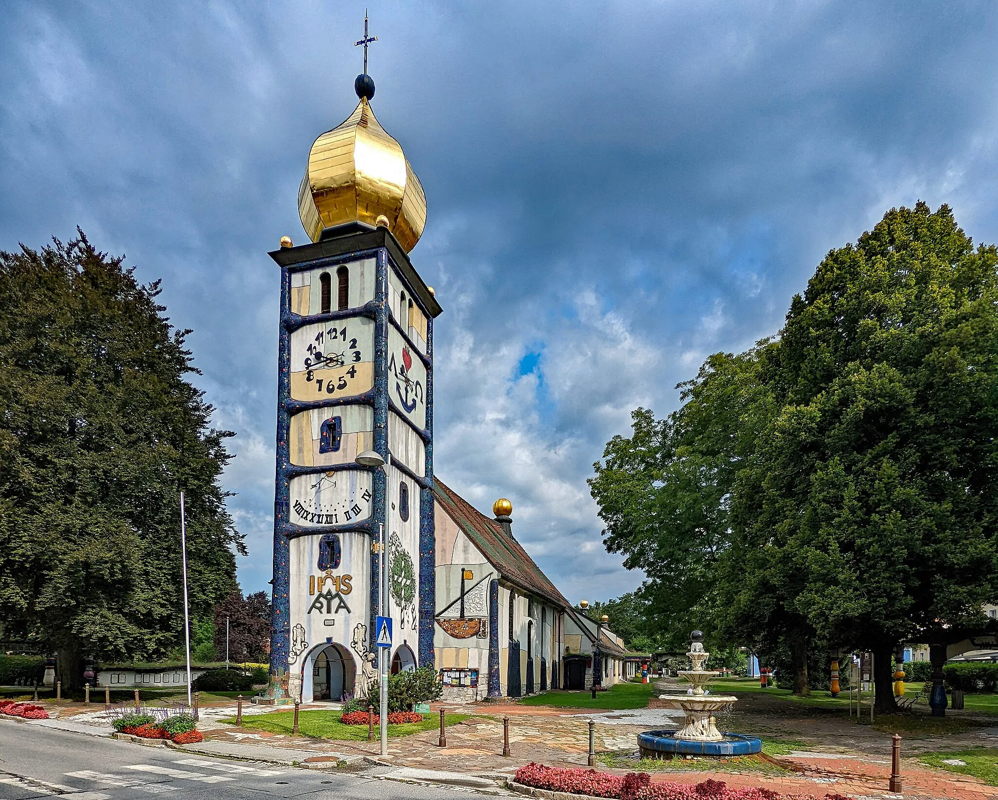 Photo showing: Kath. Pfarrkirche hl. Barbara mit Kirchhof